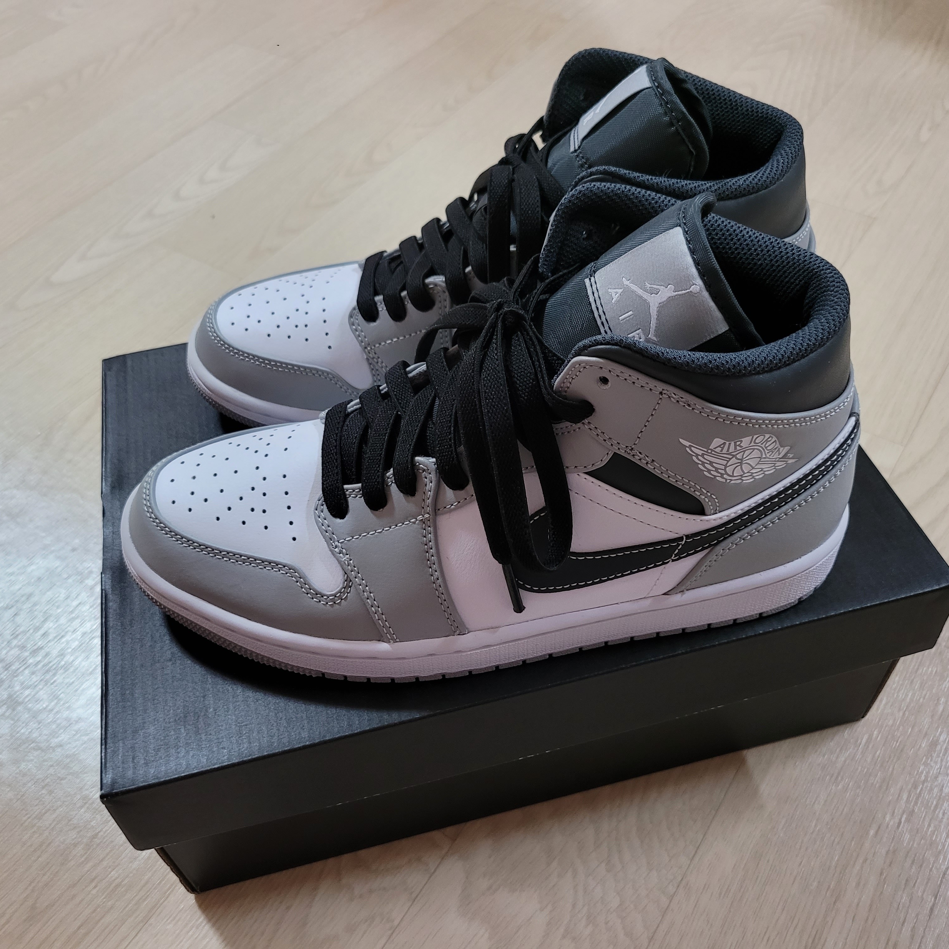 Jordan 1 Mid Light Smoke Grey Anthracite 착용 스타일