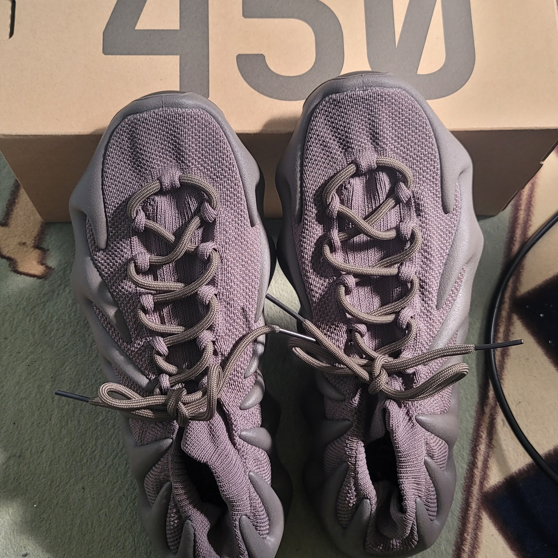Adidas Yeezy 450 Cinder 착용 스타일
