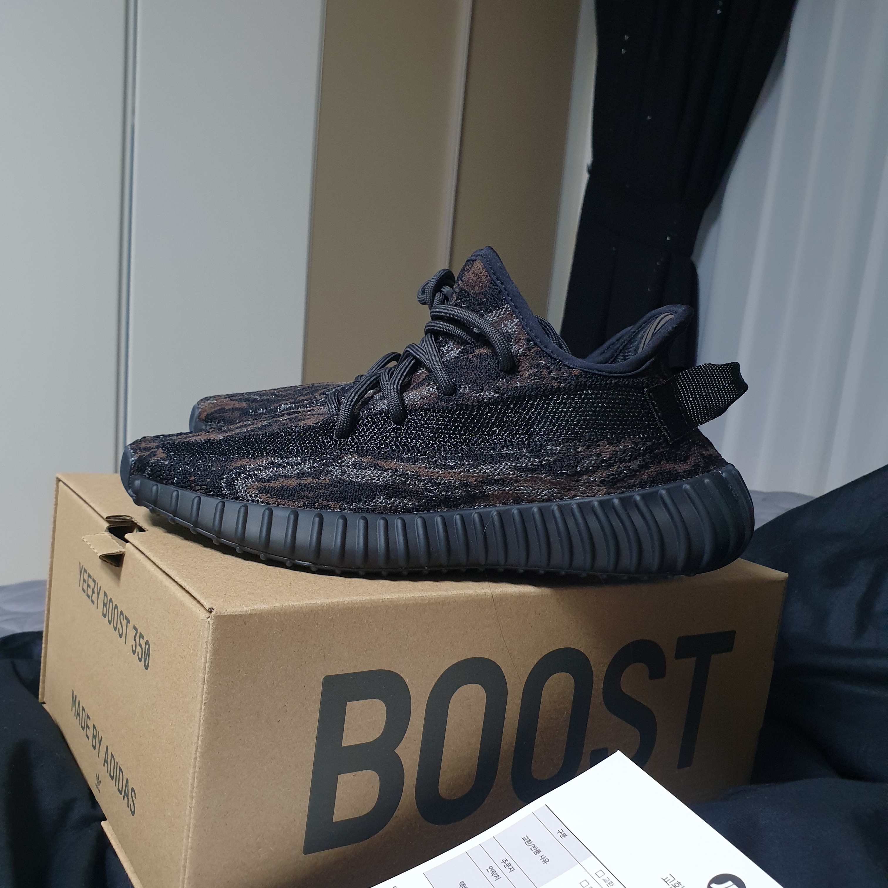 Adidas Yeezy Boost 350 V2 MX Rock 착용 스타일 - 4