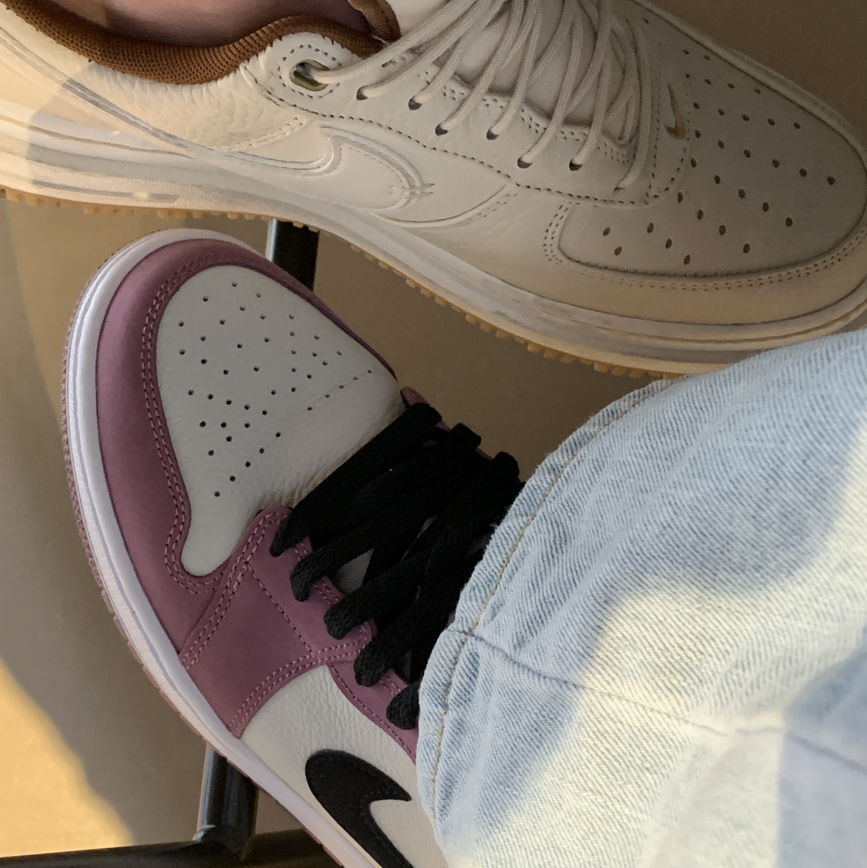 (W) Jordan 1 Mid SE Light Mulberry, Nike Air Force 1 Luxe Pearl White 착용 스타일