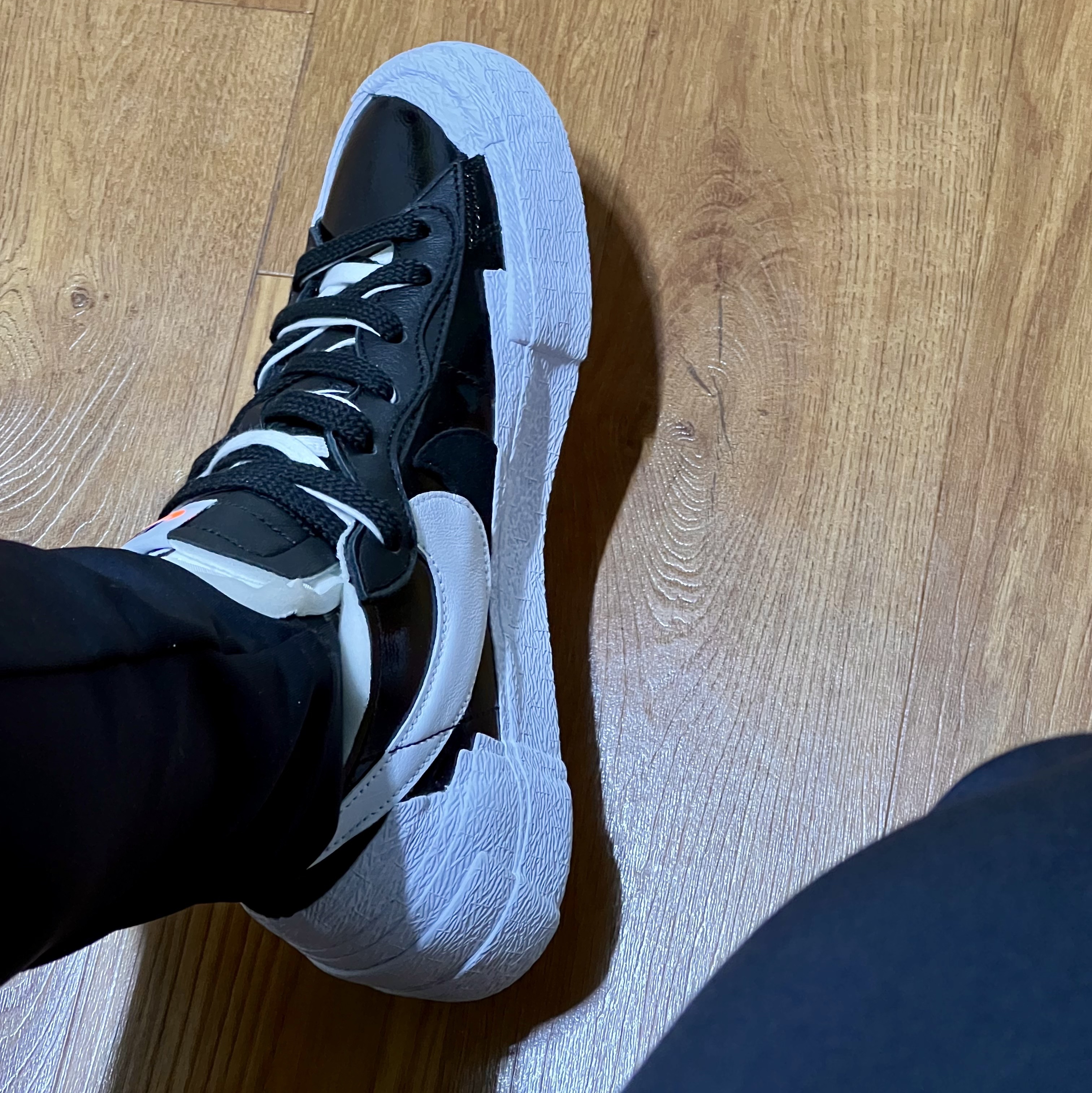 Nike x Sacai Blazer Low Black Patent Leather 착용 스타일 - 1