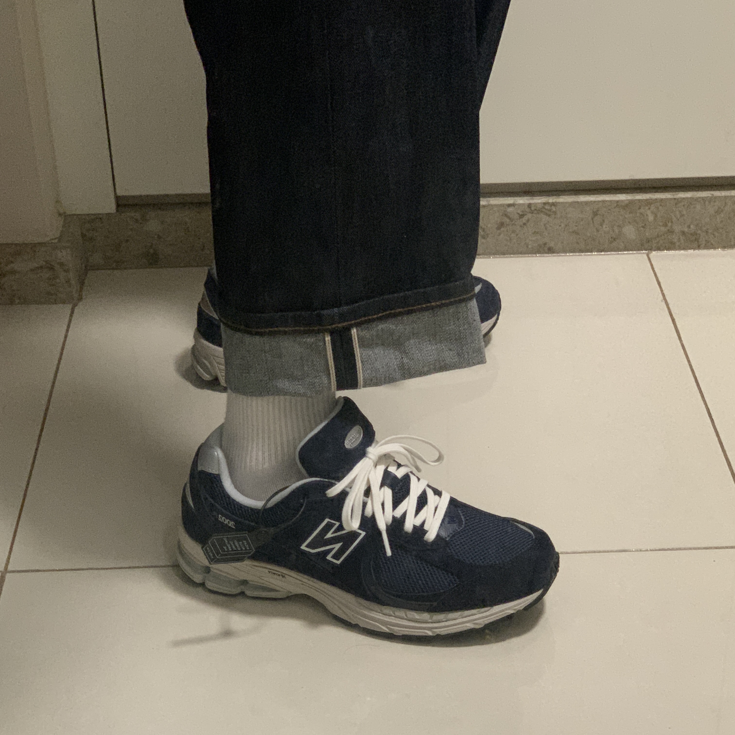 New Balance 2002R Navy 착용 스타일 - 2
