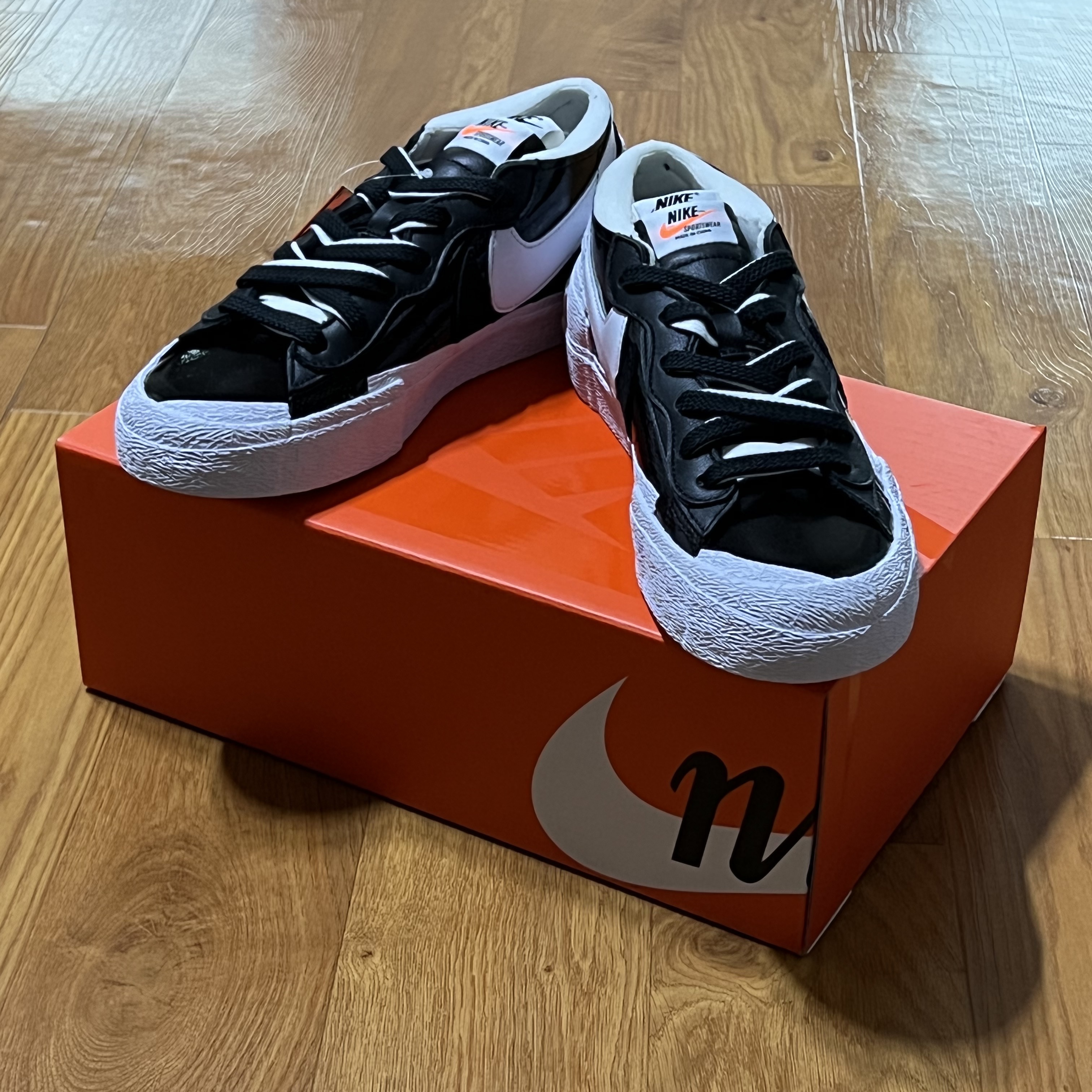 Nike x Sacai Blazer Low Black Patent Leather 착용 스타일 - 3