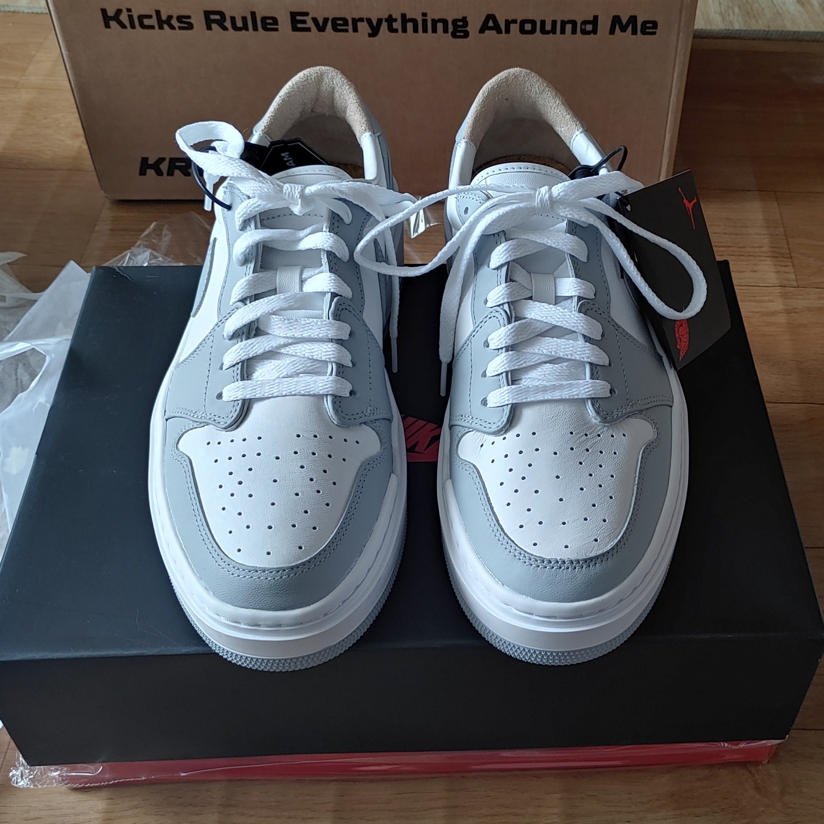 (W) Jordan 1 Elevate Low White and Wolf Grey 착용 스타일 - 2