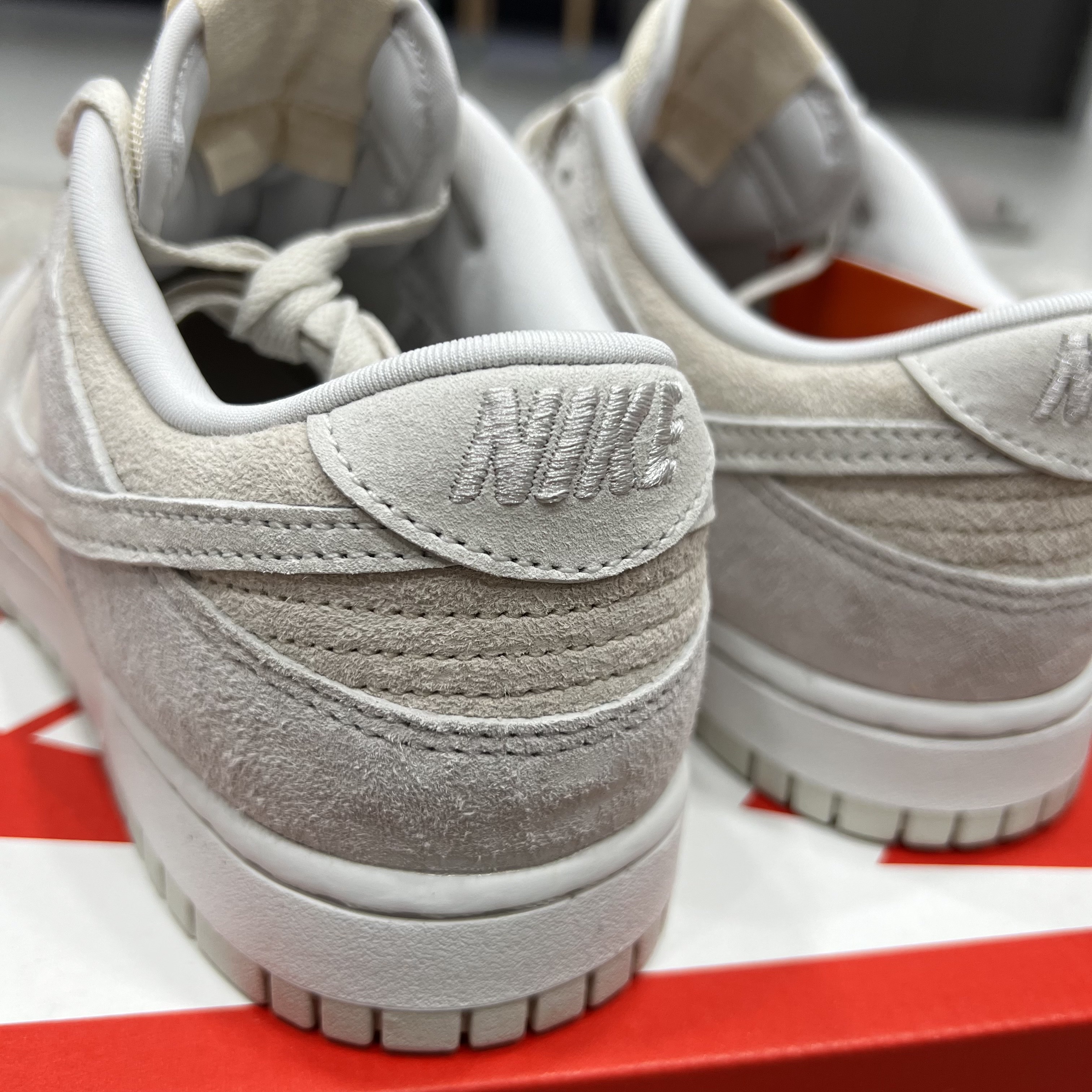 Nike Dunk Low Retro PRM Vast Grey 착용 스타일 - 2