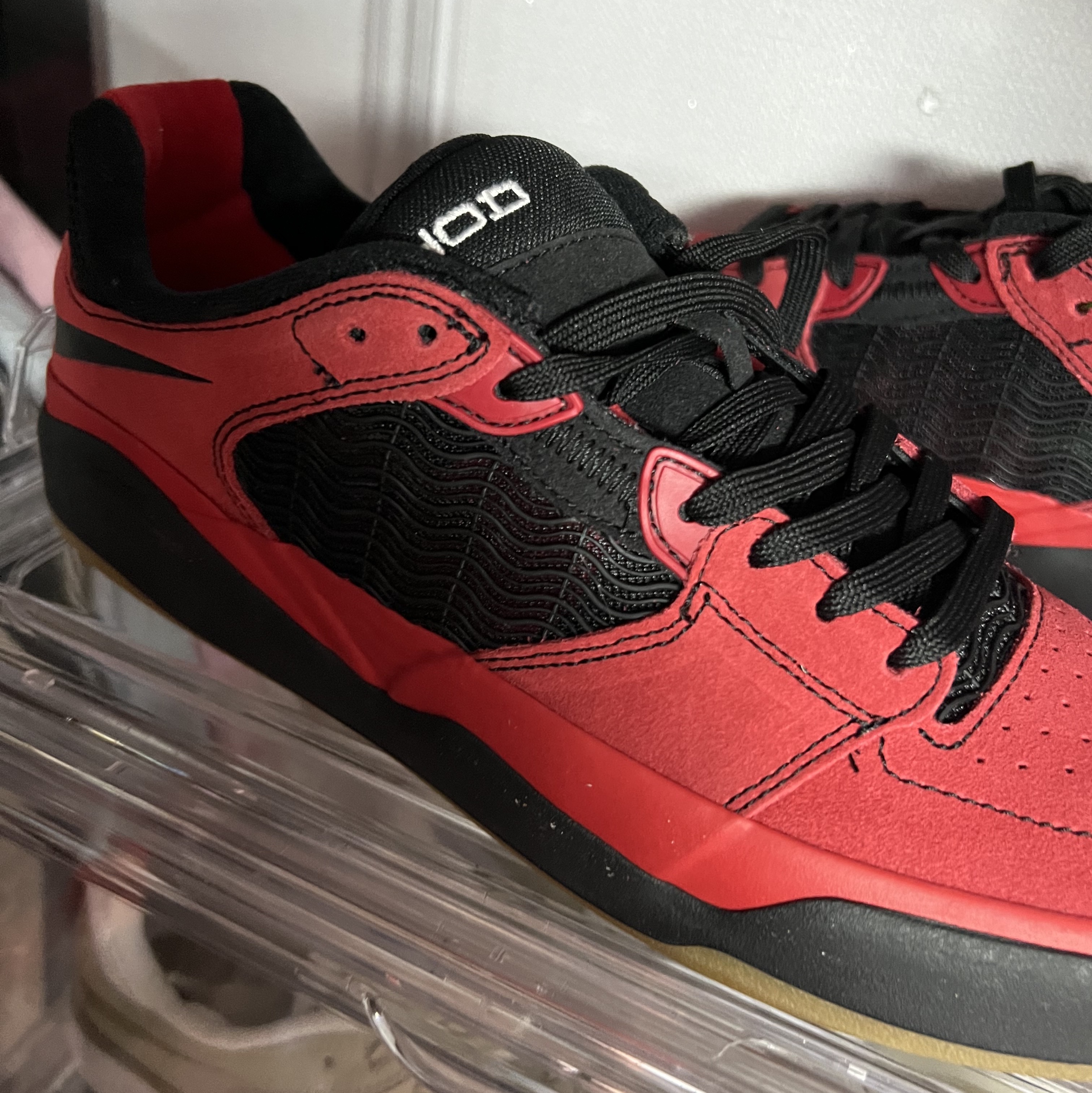 Nike SB Ishod Wair Black Varsity Red 착용 스타일 - 1