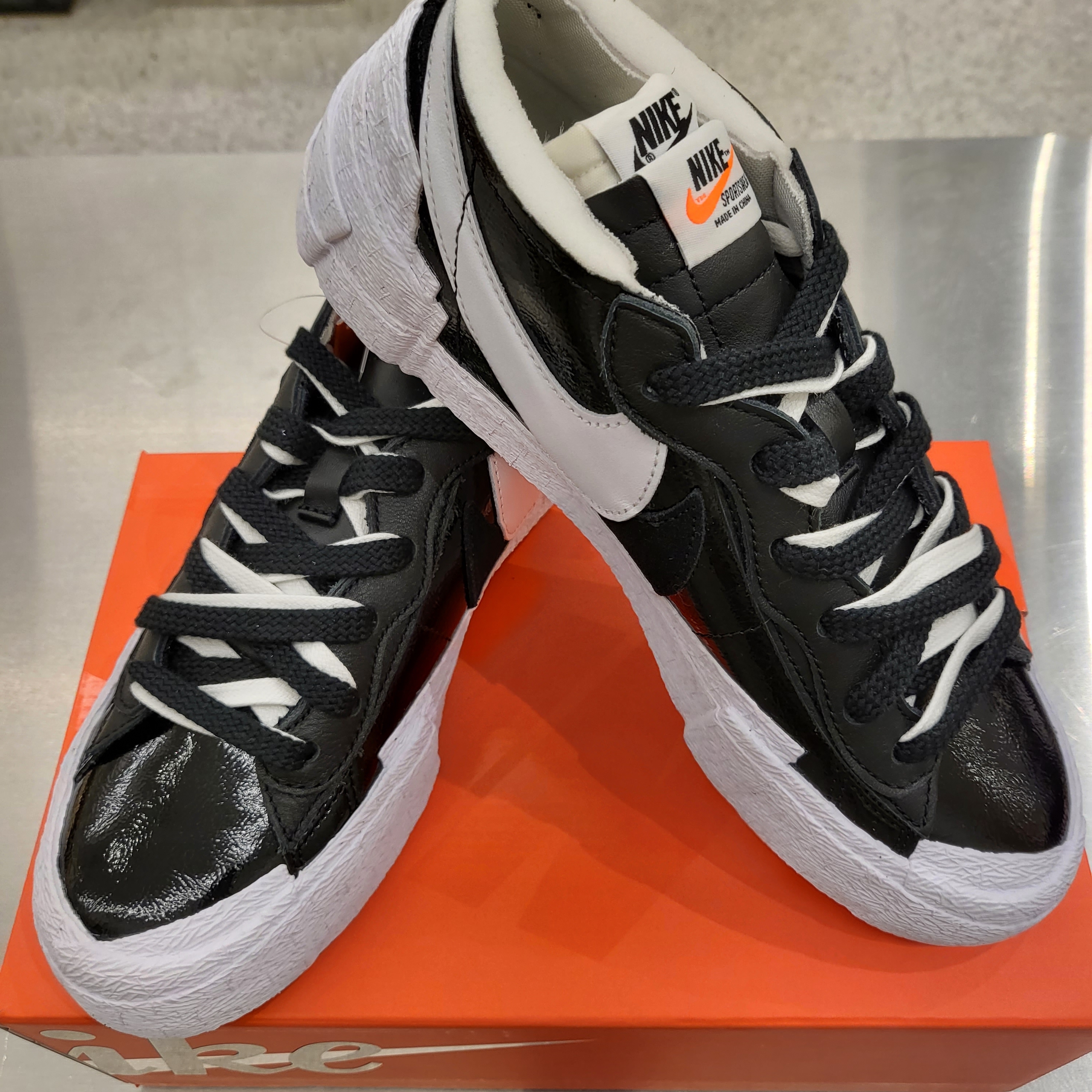 Nike x Sacai Blazer Low White Patent Leather, Nike x Sacai Blazer Low Black Patent Leather 착용 스타일 - 4