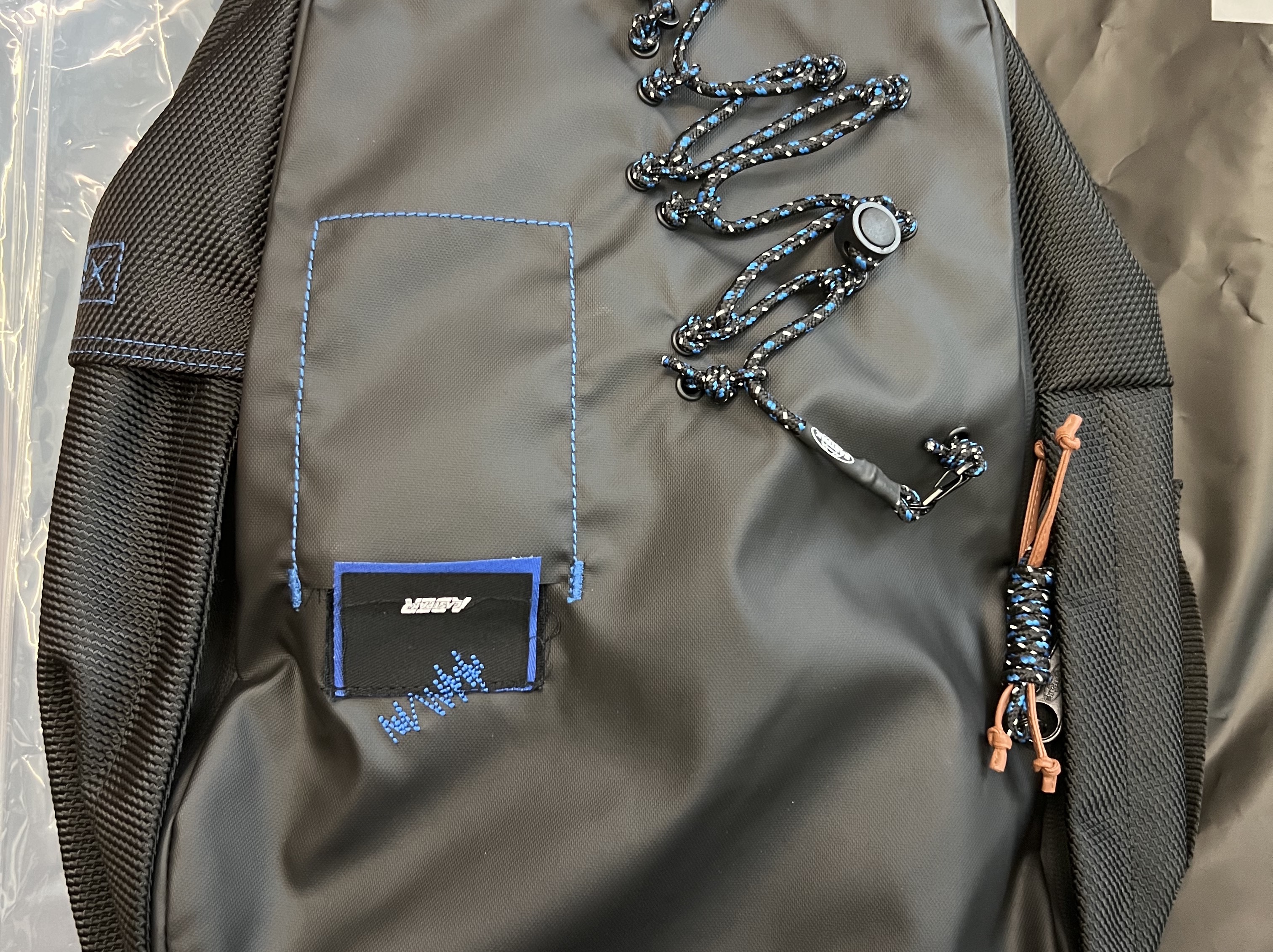 Ader Error x Eastpak Up-Down Sling Black 착용 스타일 - 1