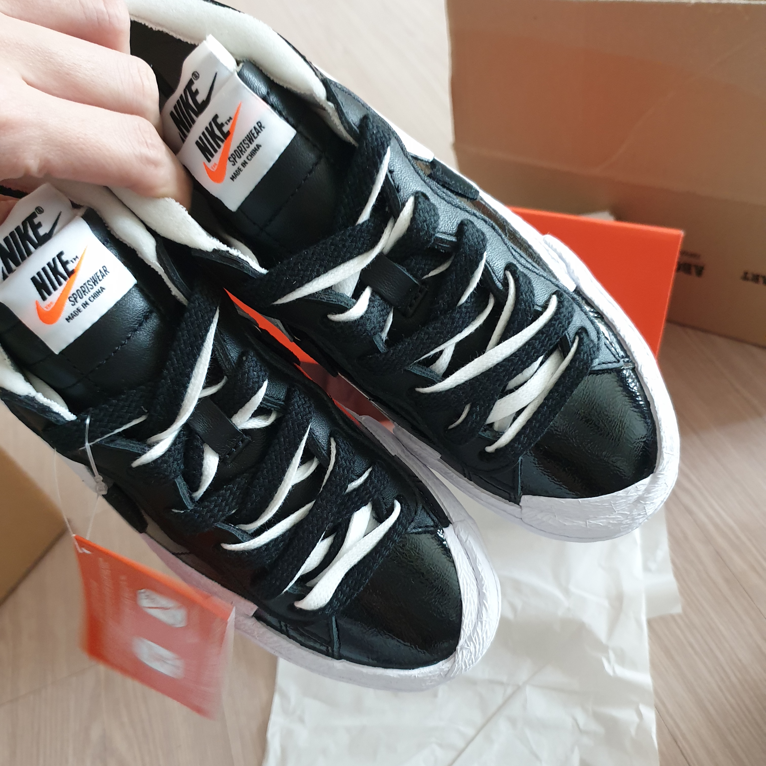 Nike x Sacai Blazer Low Black Patent Leather 착용 스타일 - 1