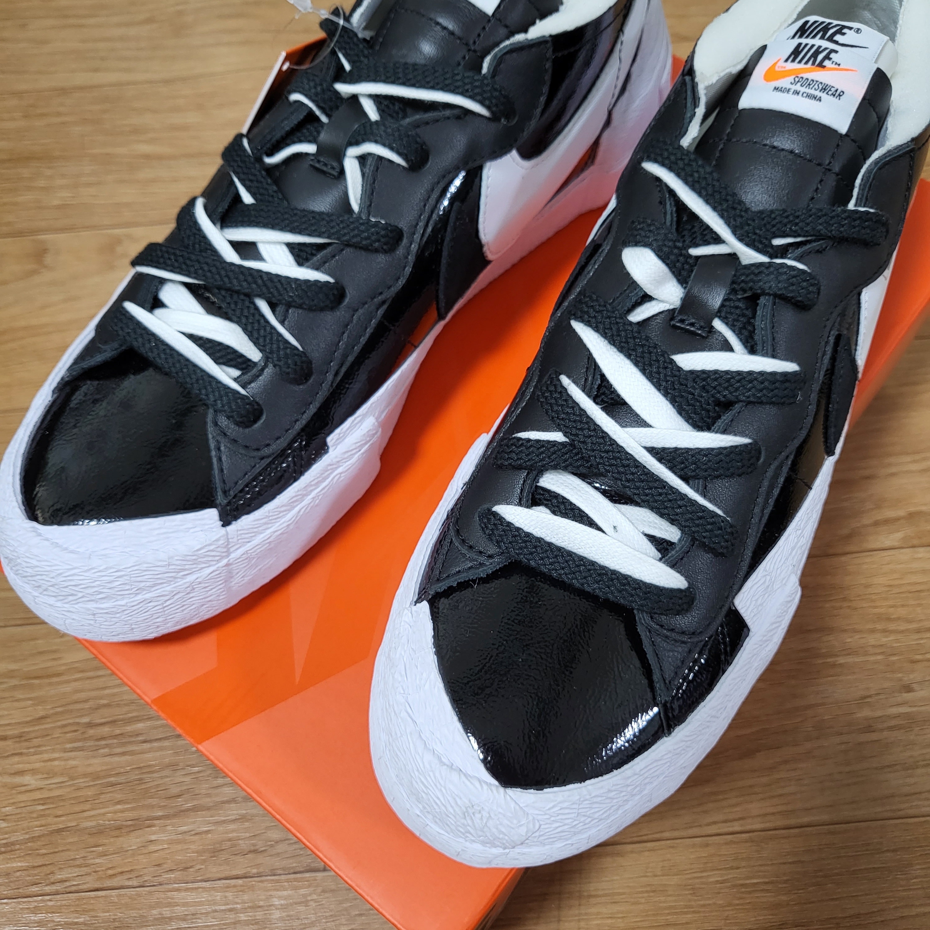 Nike x Sacai Blazer Low Black Patent Leather 착용 스타일 - 2