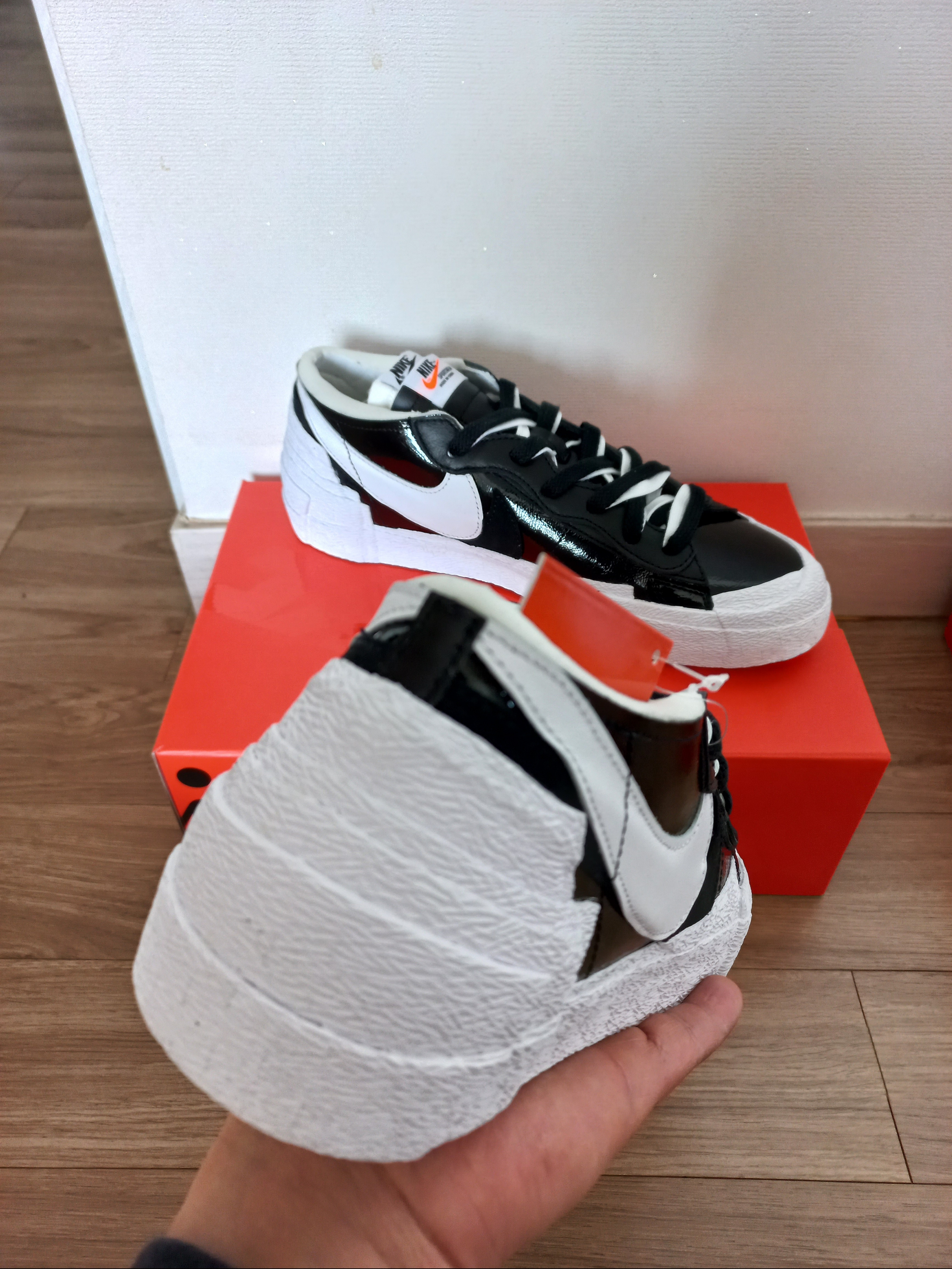 Nike x Sacai Blazer Low White Patent Leather, Nike x Sacai Blazer Low Black Patent Leather 착용 스타일 - 3