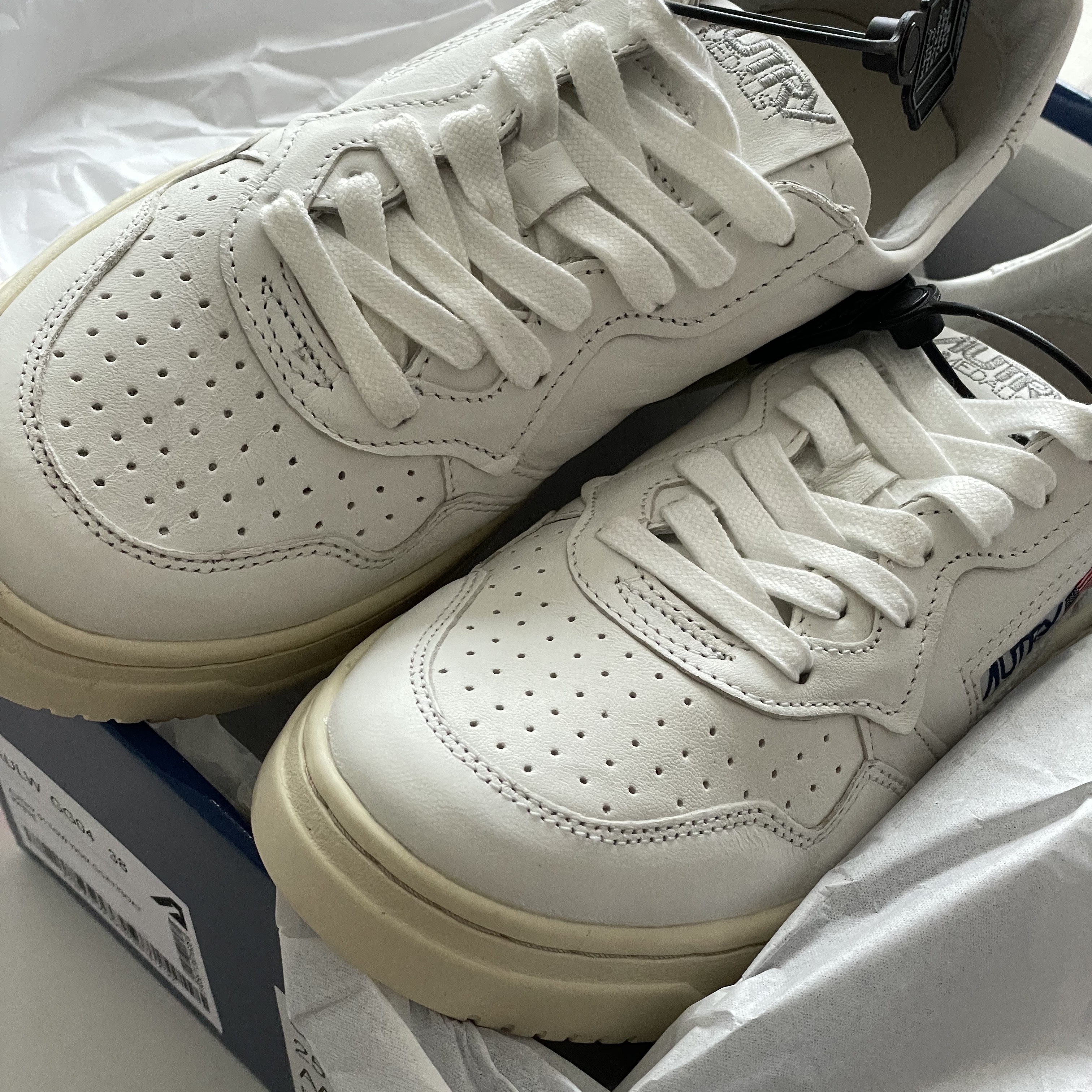 (W) Autry Medalist Low Goatskin Sneakers White 착용 스타일 - 1