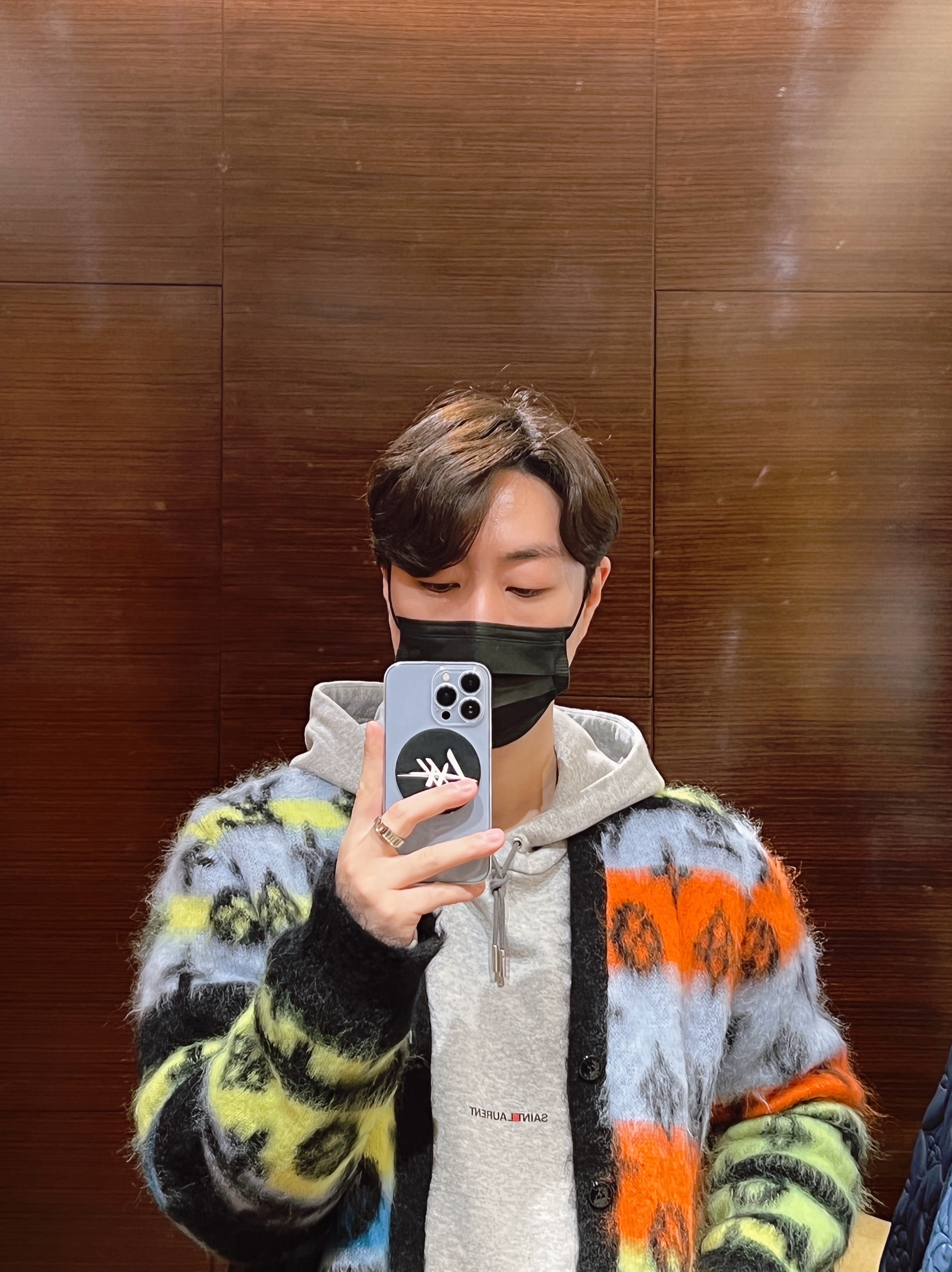 Jordan 1 x Travis Scott Retro High OG SP Mocha, Louis Vuitton Monogram Mohair Cardigan Multicolor 착용 스타일 - 2