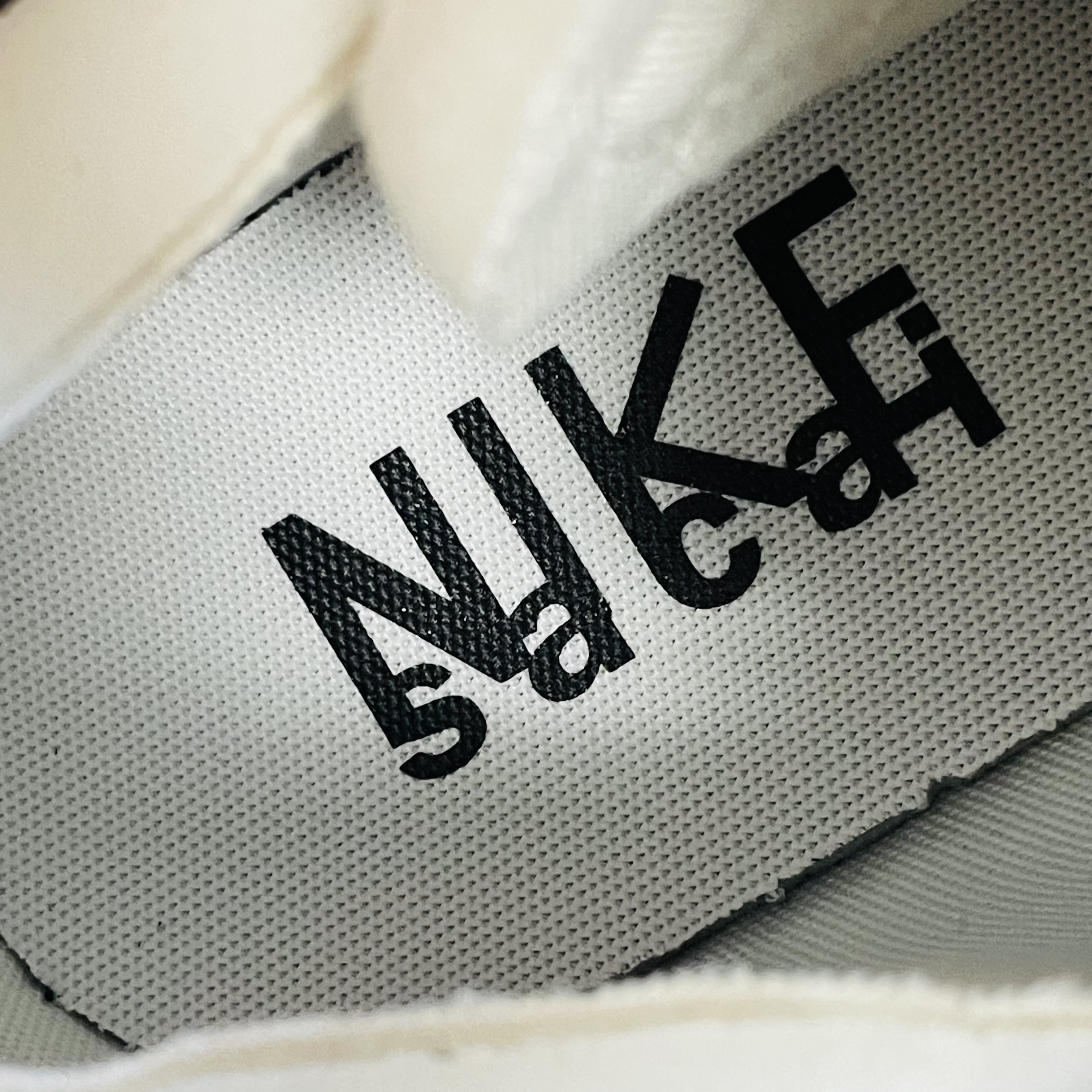 Nike x Sacai Blazer Low Black Patent Leather 착용 스타일 - 1