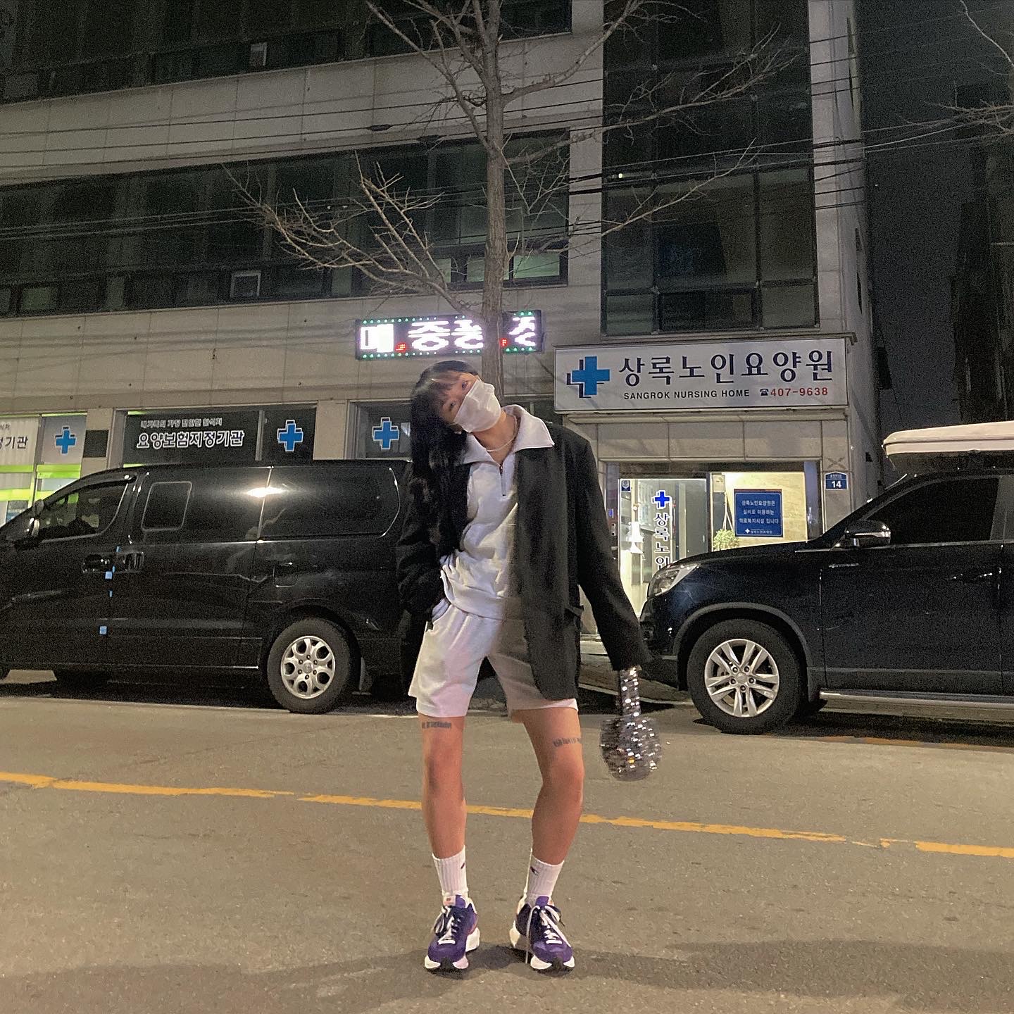 Nike x Sacai VaporWaffle Dark Iris 착용 스타일 - 2