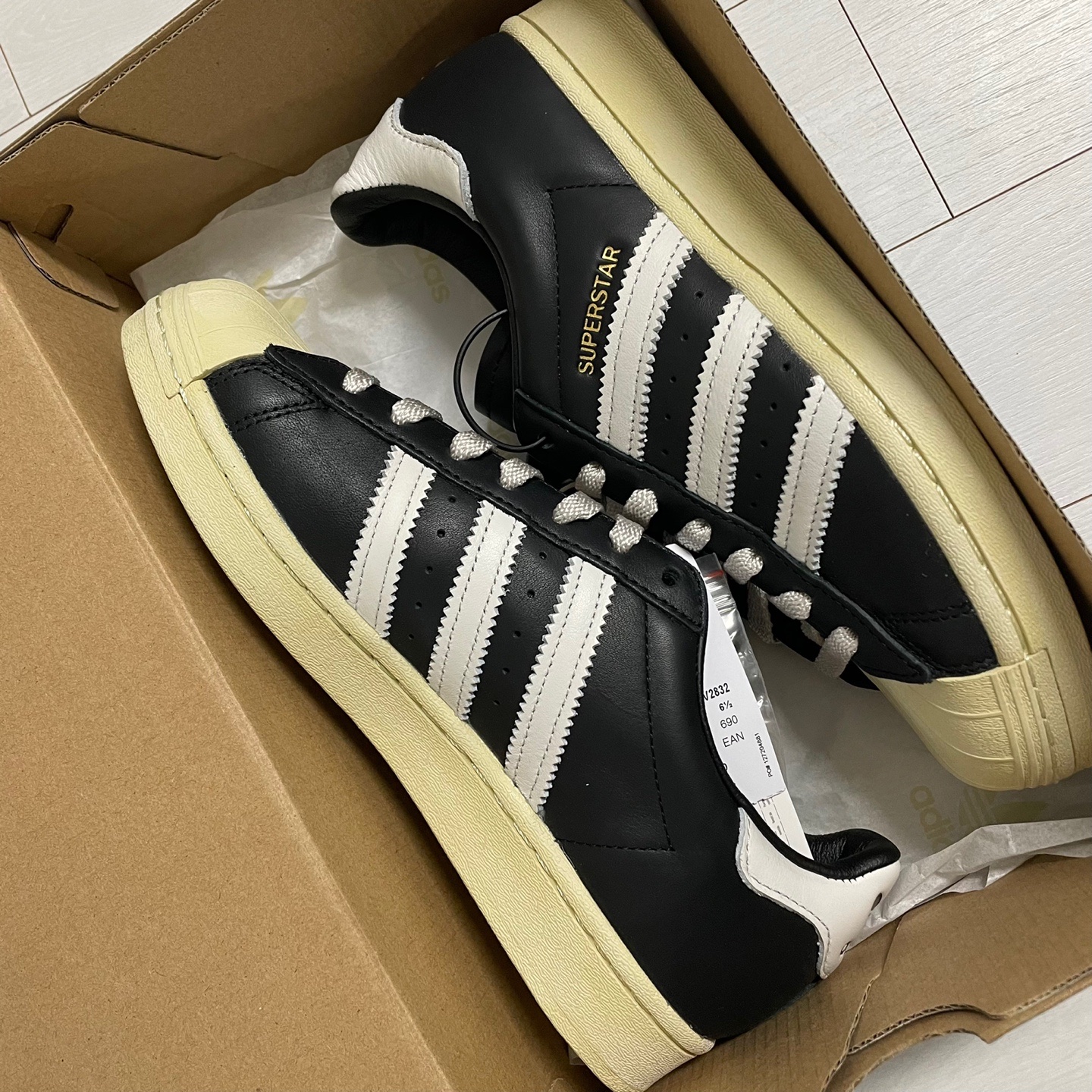 Adidas Superstar Premium Black White 착용 스타일 - 2