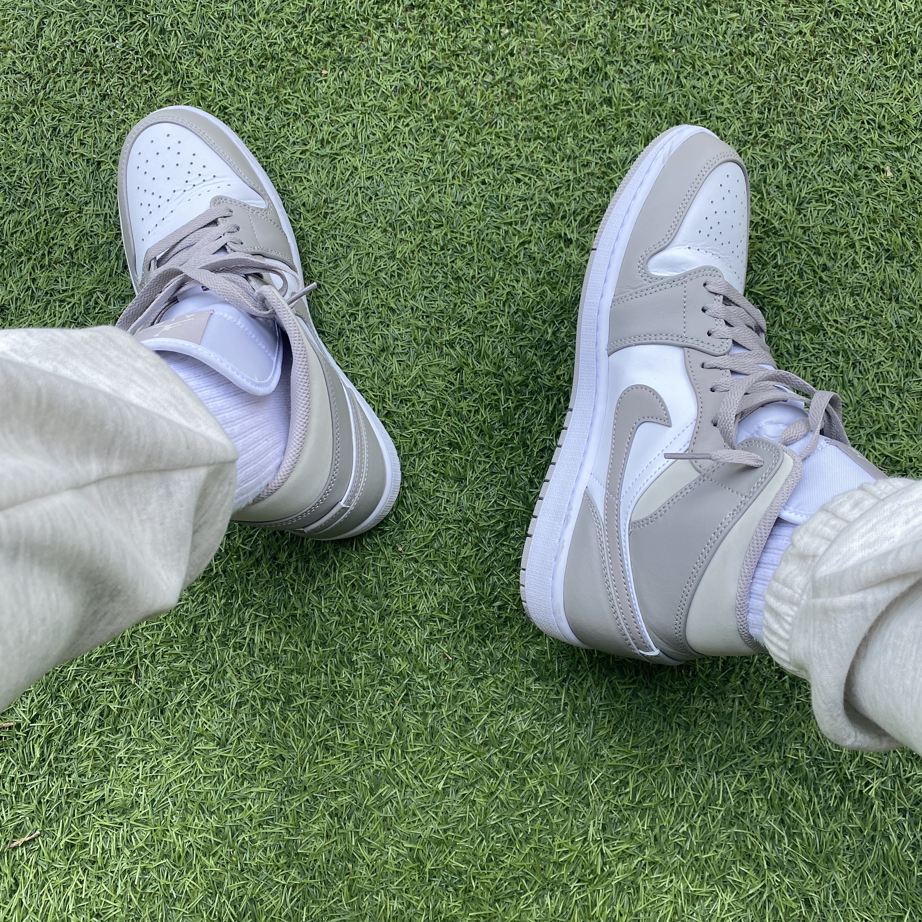Jordan 1 Mid College Grey 착용 스타일