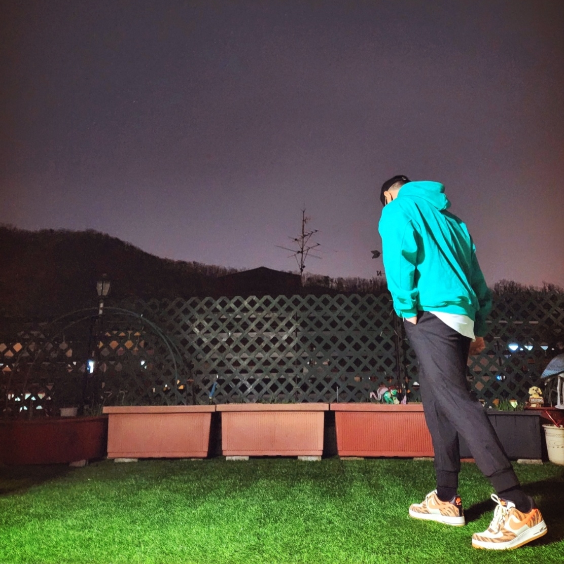 Nike Air Force 1 '07 PRM Orange Zebra 착용 스타일 - 2