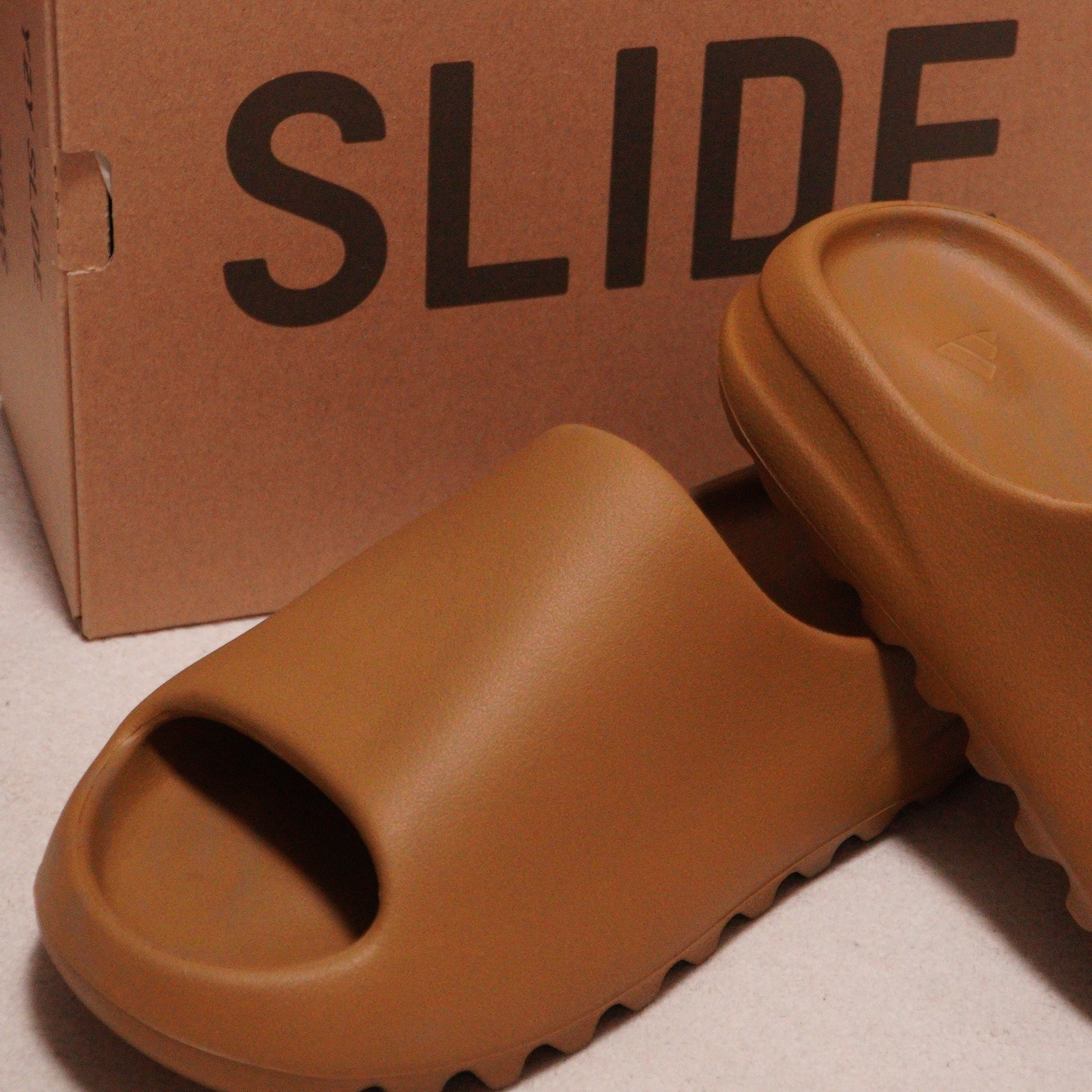 Adidas Yeezy Slide Ochre 착용 스타일 - 1