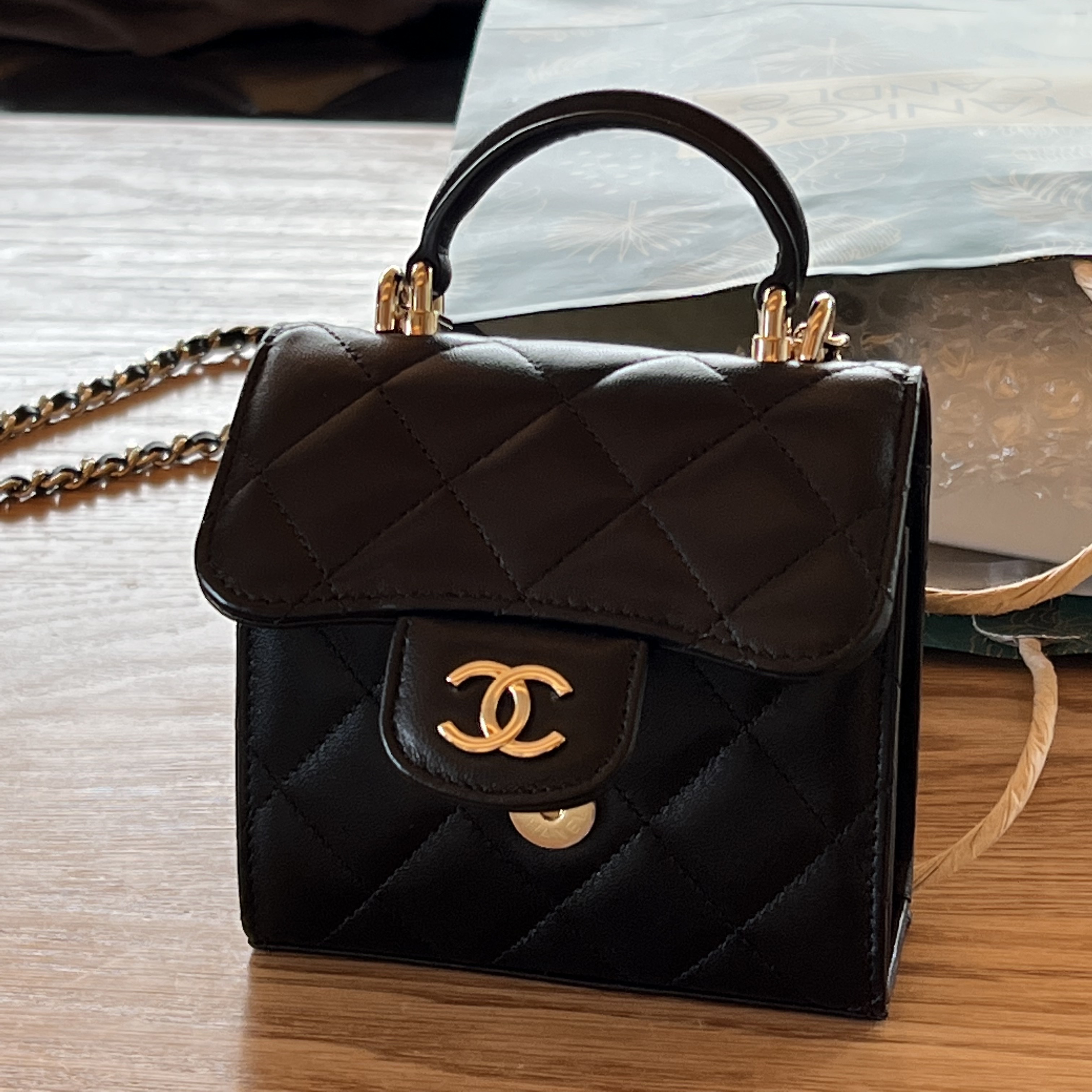 Chanel Clutch with Chain Lambskin & Gold Black, Jordan 1 Retro High OG Black Mocha 착용 스타일 - 4