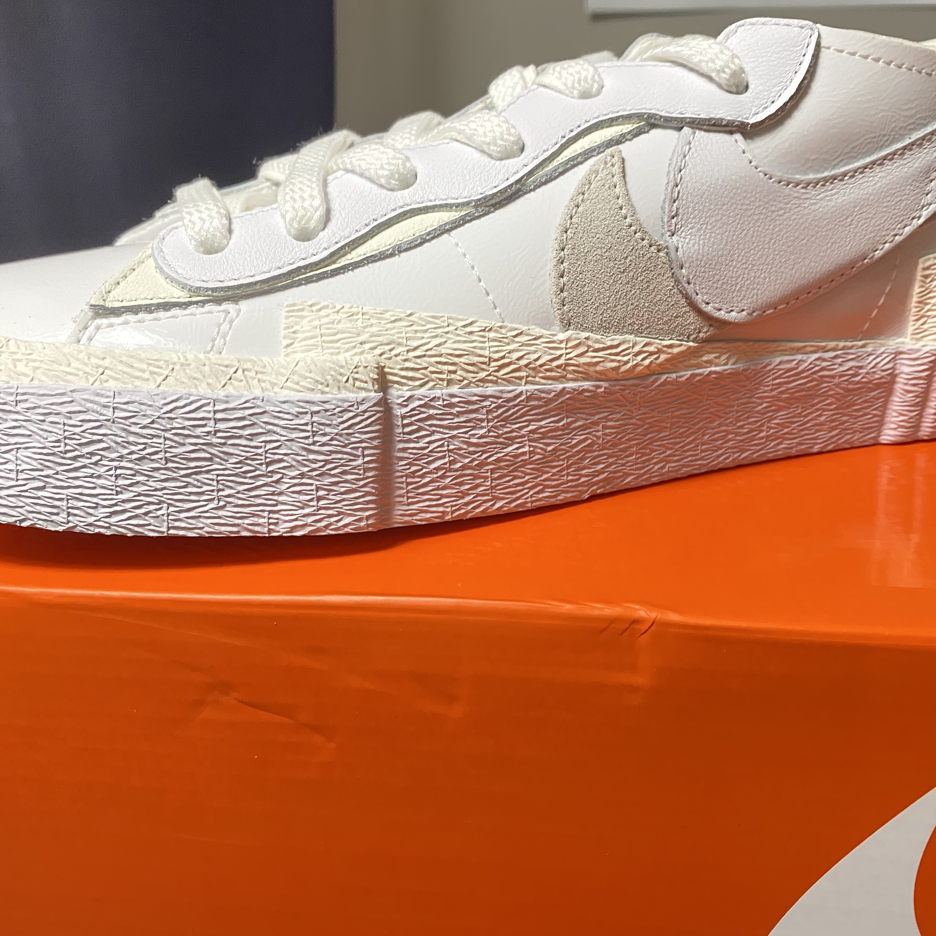 Nike x Sacai Blazer Low White Patent Leather 착용 스타일 - 1