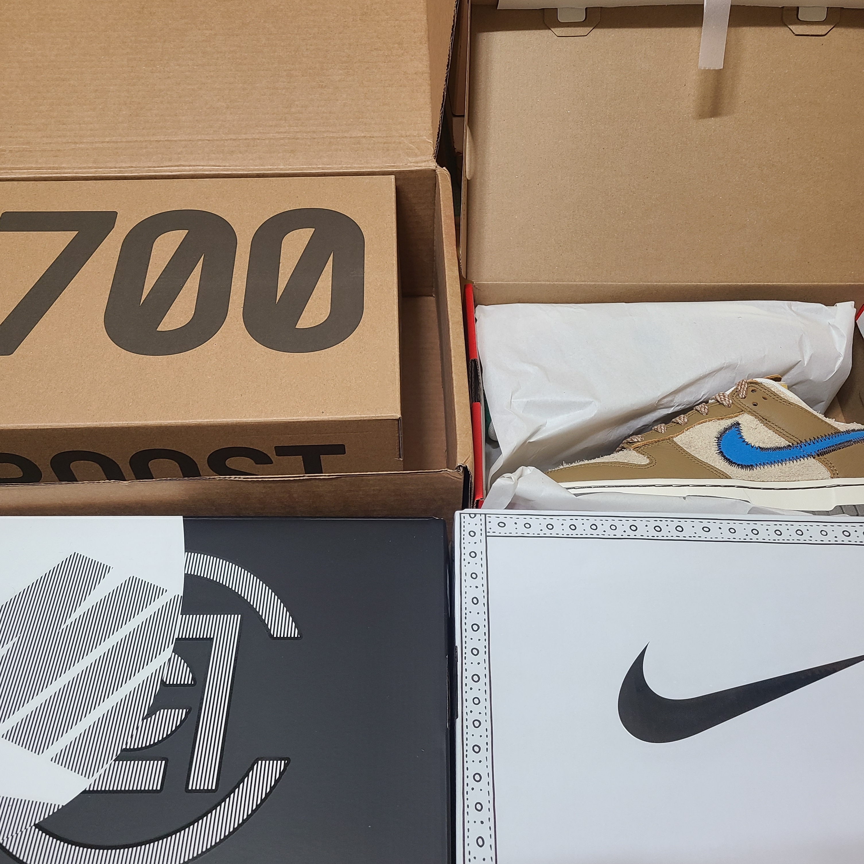 Adidas Yeezy Boost 700 Wave Runner Solid Grey 2021/2022, Nike x Size? Dunk Low Dark Driftwood Photo Blue 착용 스타일