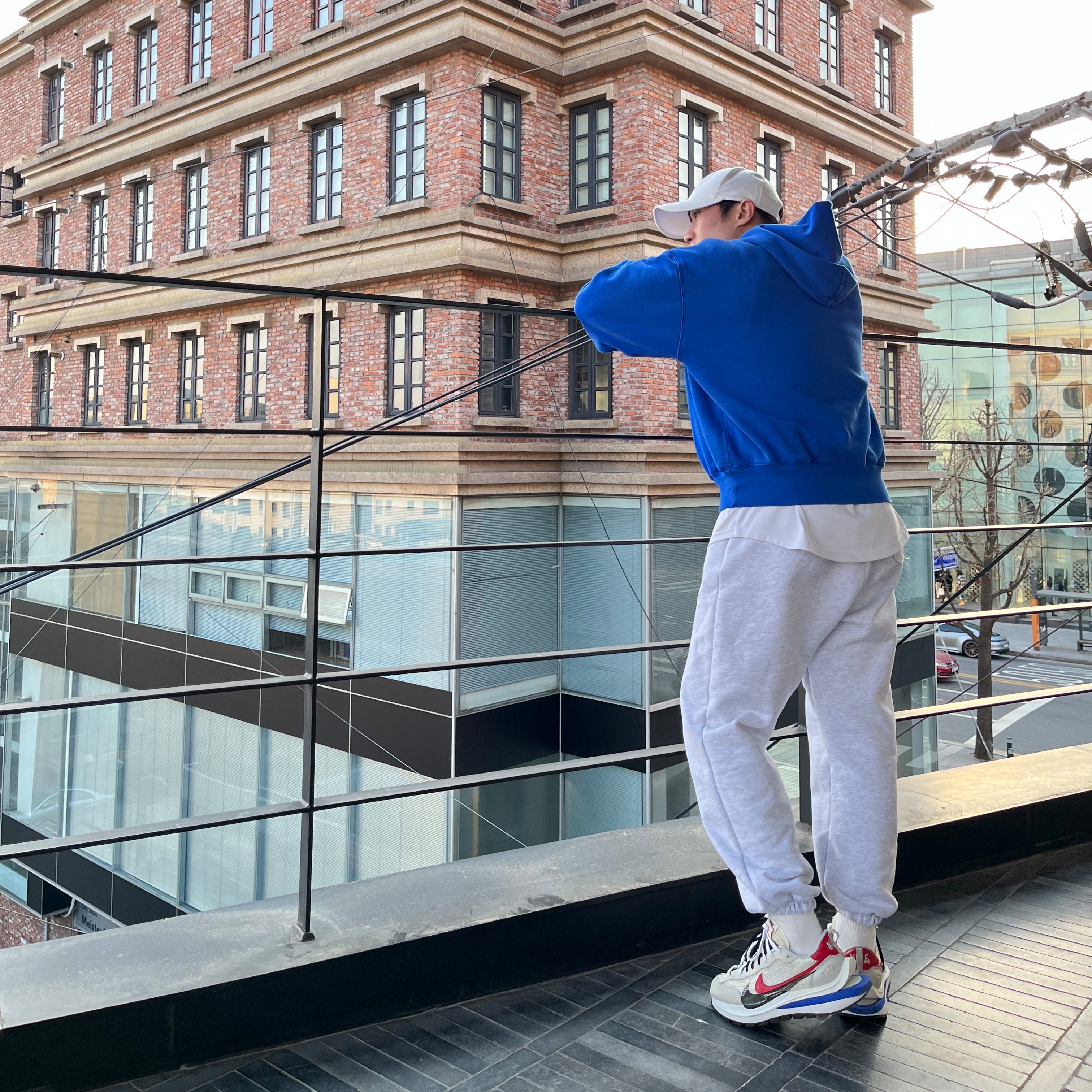 Yeezy Gap Hoodie Blue, Nike x Sacai VaporWaffle Royal Fuchsia 착용 스타일