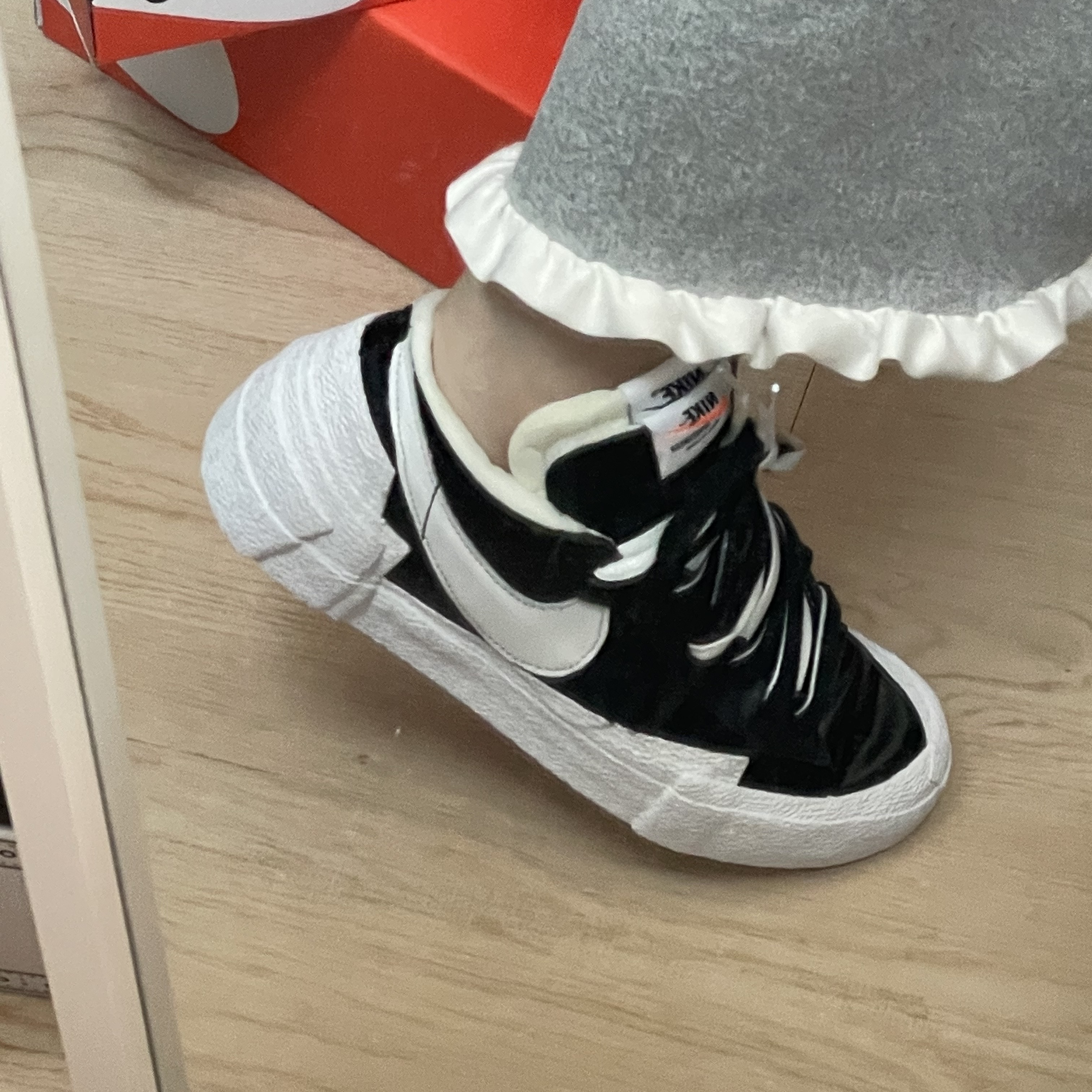 Nike x Sacai Blazer Low Black Patent Leather 착용 스타일 - 3