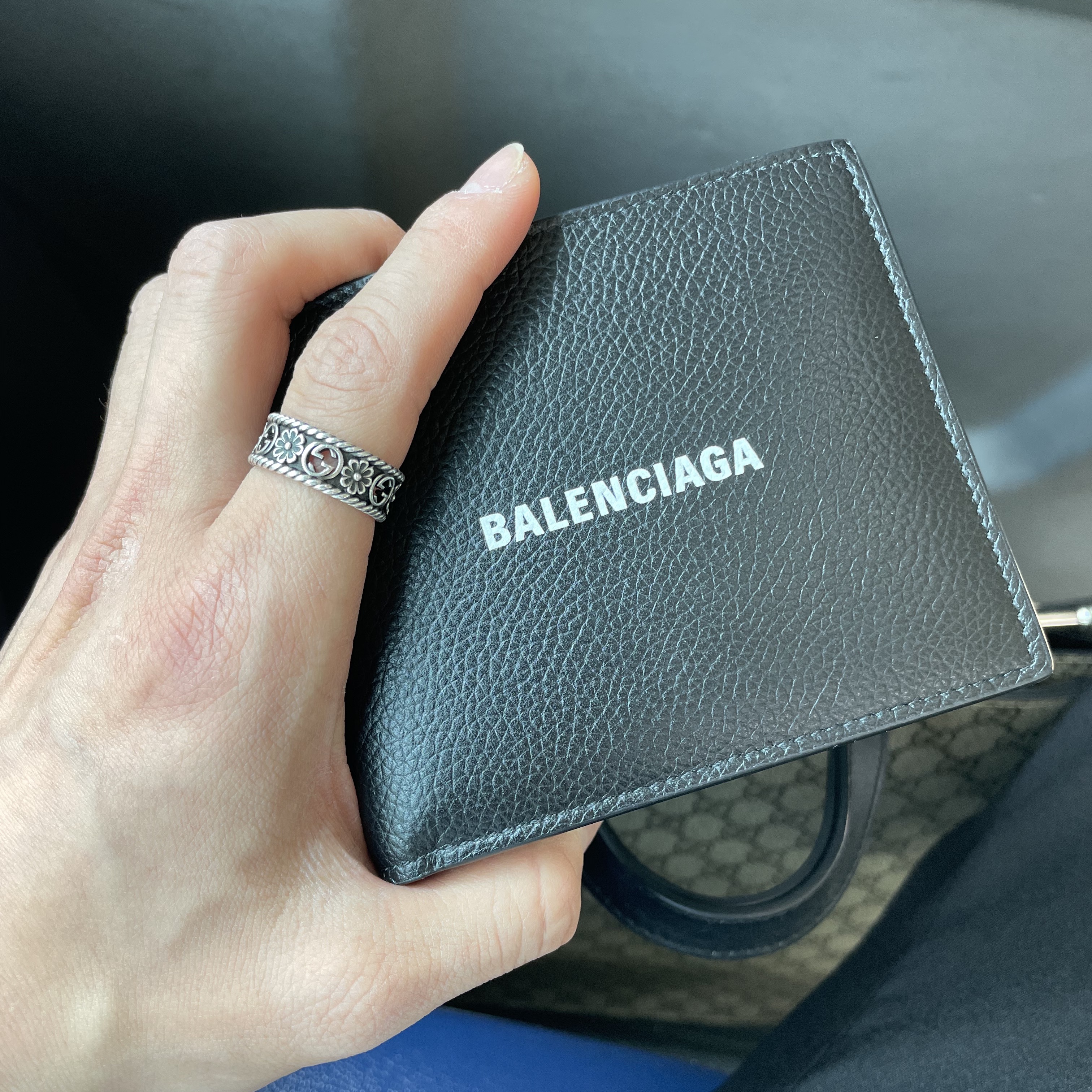 Balenciaga Cash Square Folded Wallet Black 착용 스타일