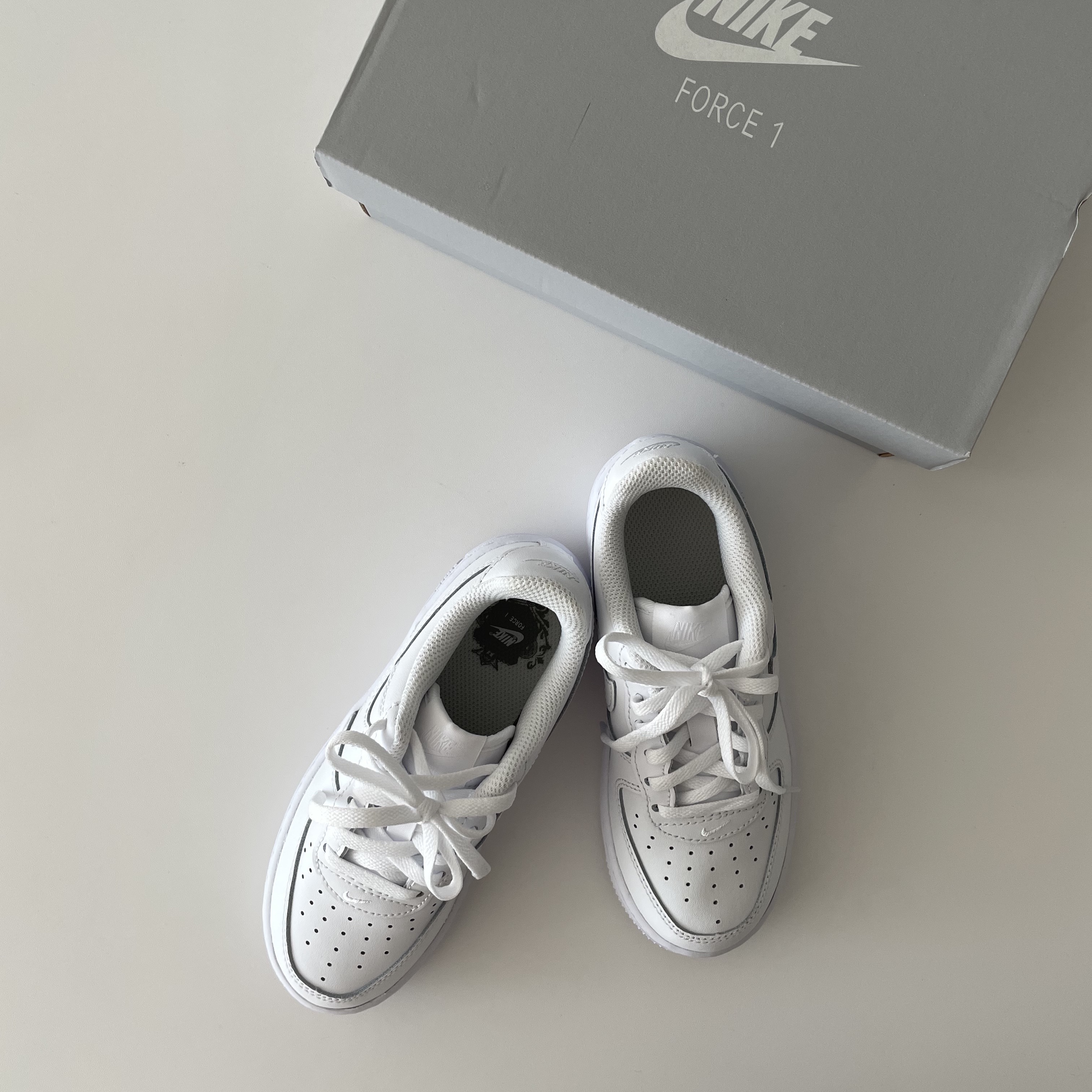(PS) Nike Force 1 LE Triple White 착용 스타일