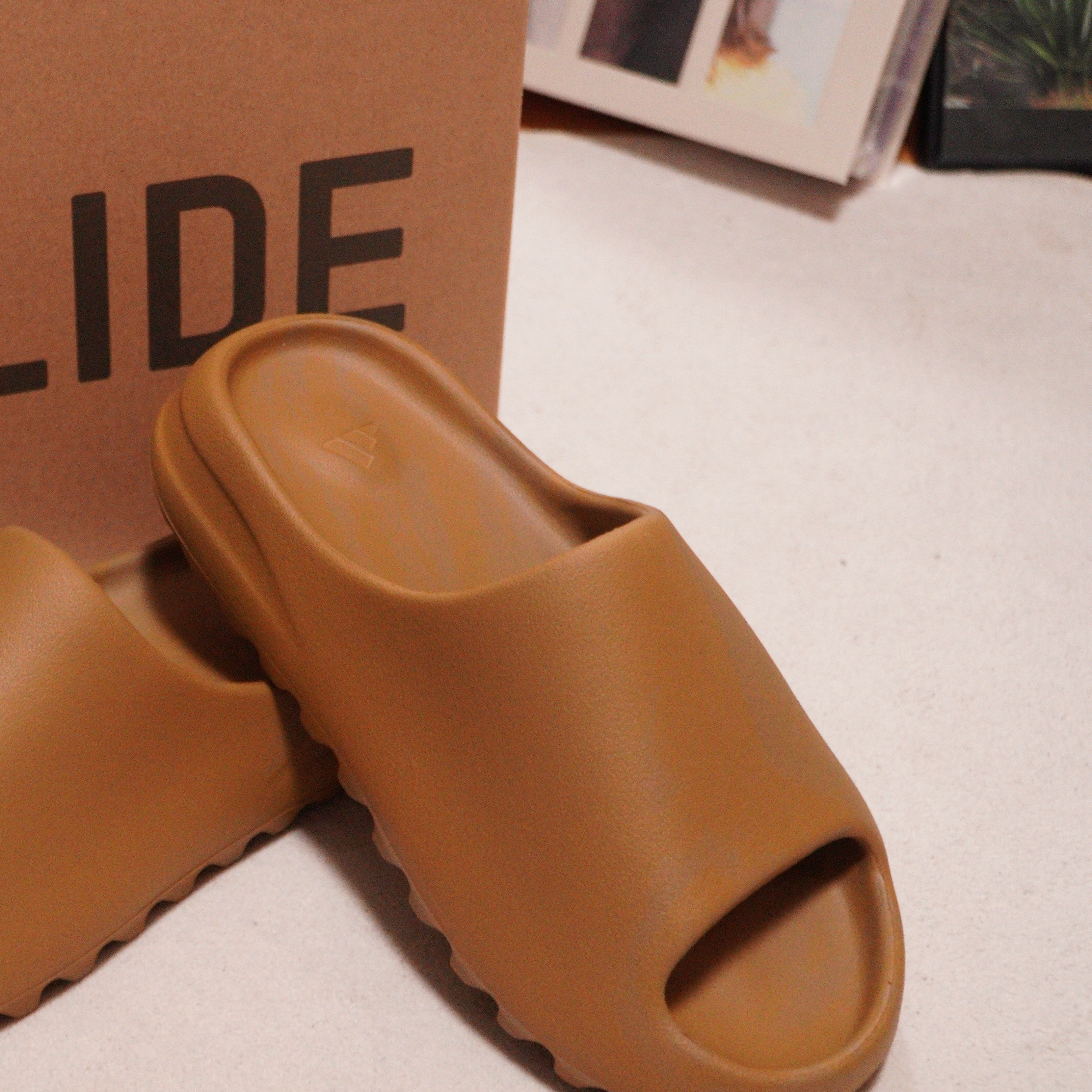 Adidas Yeezy Slide Ochre 착용 스타일 - 2
