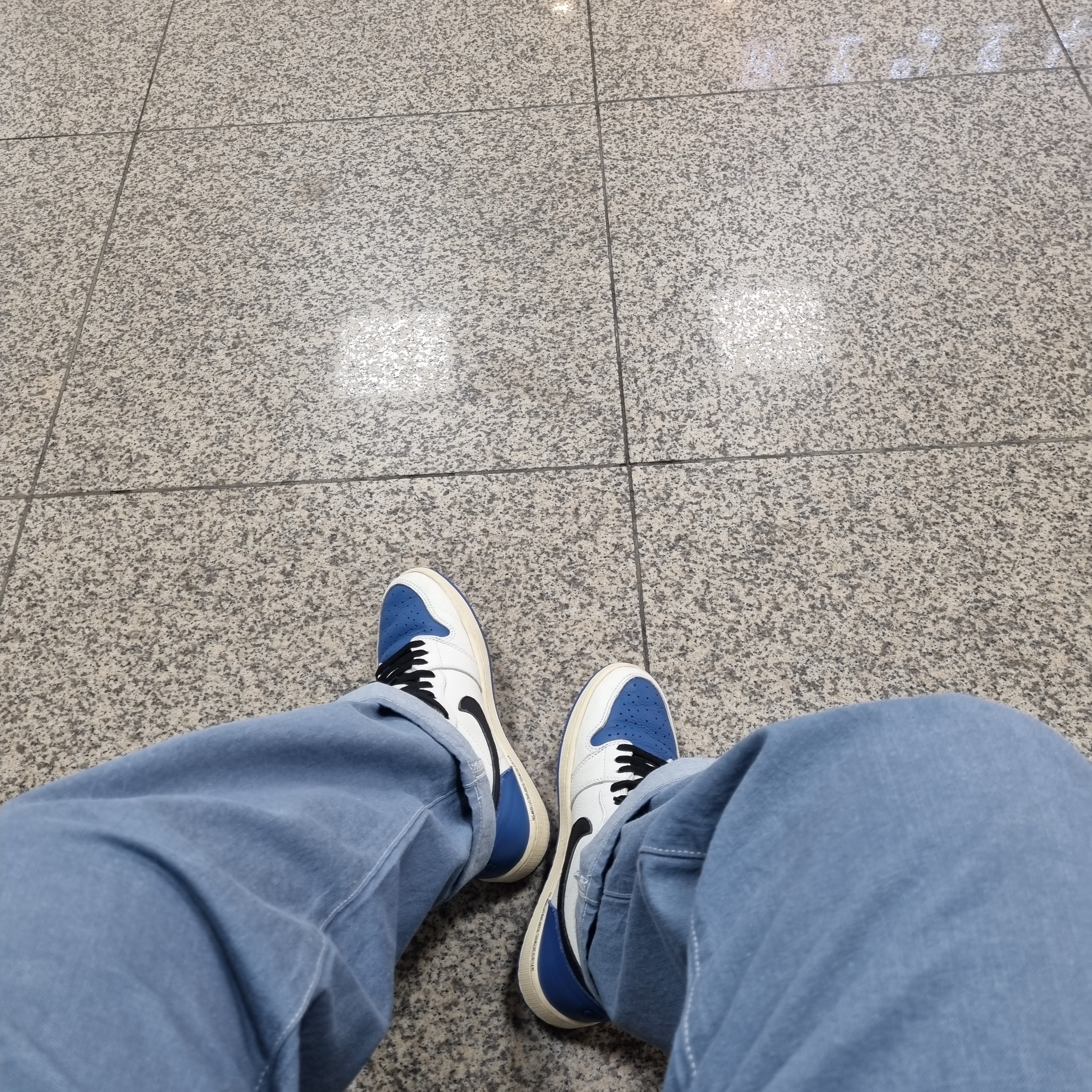 Jordan 1 x Travis Scott x Fragment Retro High OG SP Military Blue 착용 스타일