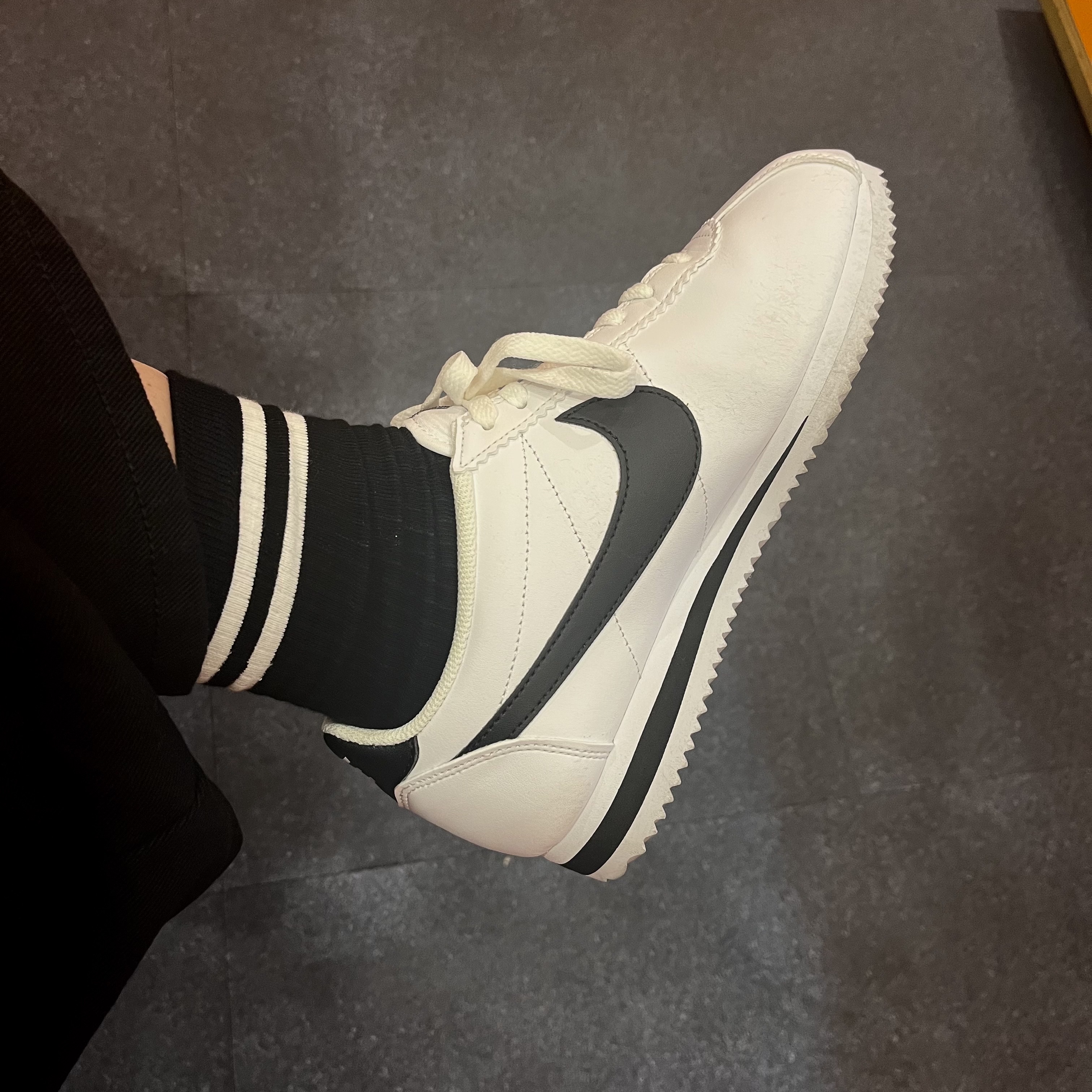(W) Nike Classic Cortez Leather White Black 착용 스타일 - 3