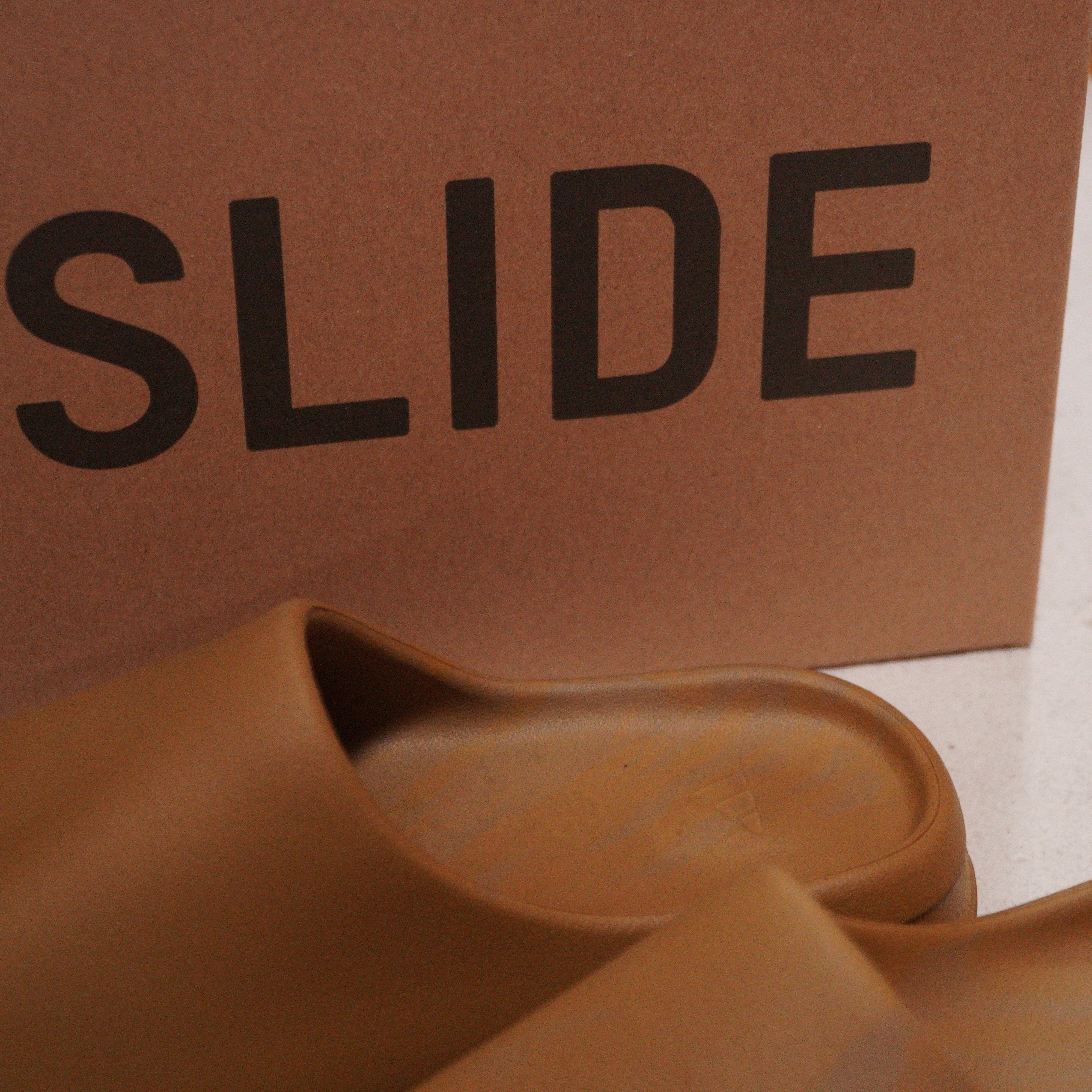 Adidas Yeezy Slide Ochre 착용 스타일 - 3