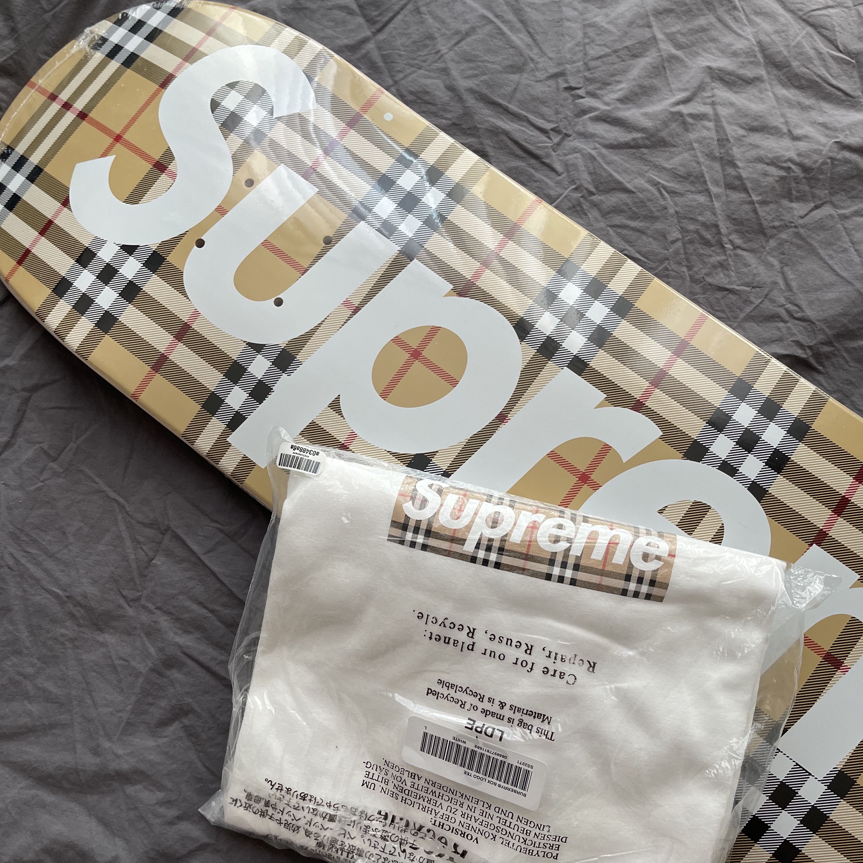 Supreme x Burberry Skateboard Deck Beige - 22SS, Supreme x Burberry Box Logo T-Shirt White - 22SS 착용 스타일