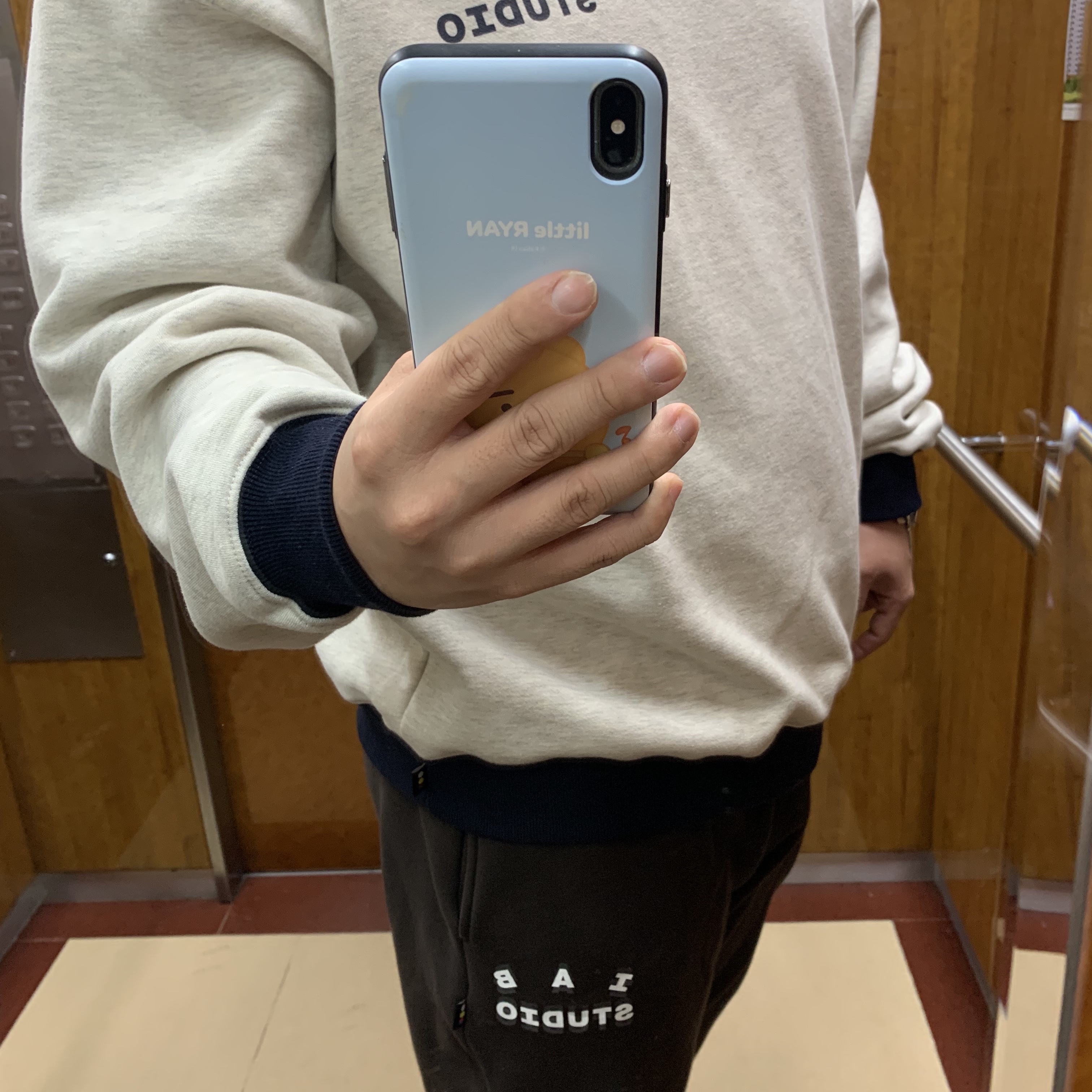 IAB Studio Sweatpants Brown, IAB Studio Sweatshirt Oatmeal Navy 착용 스타일 - 2