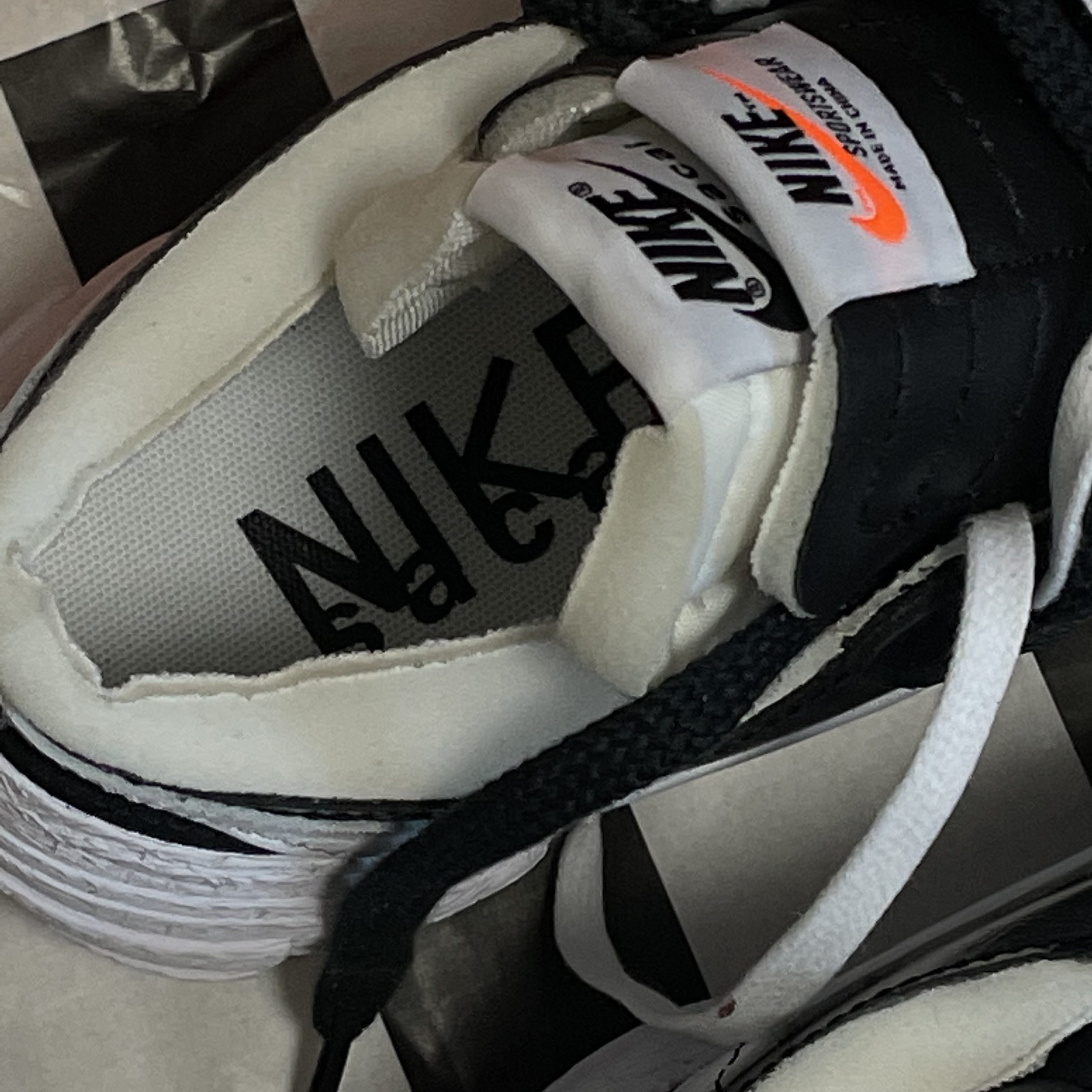 Nike x Sacai Blazer Low Black Patent Leather 착용 스타일 - 2