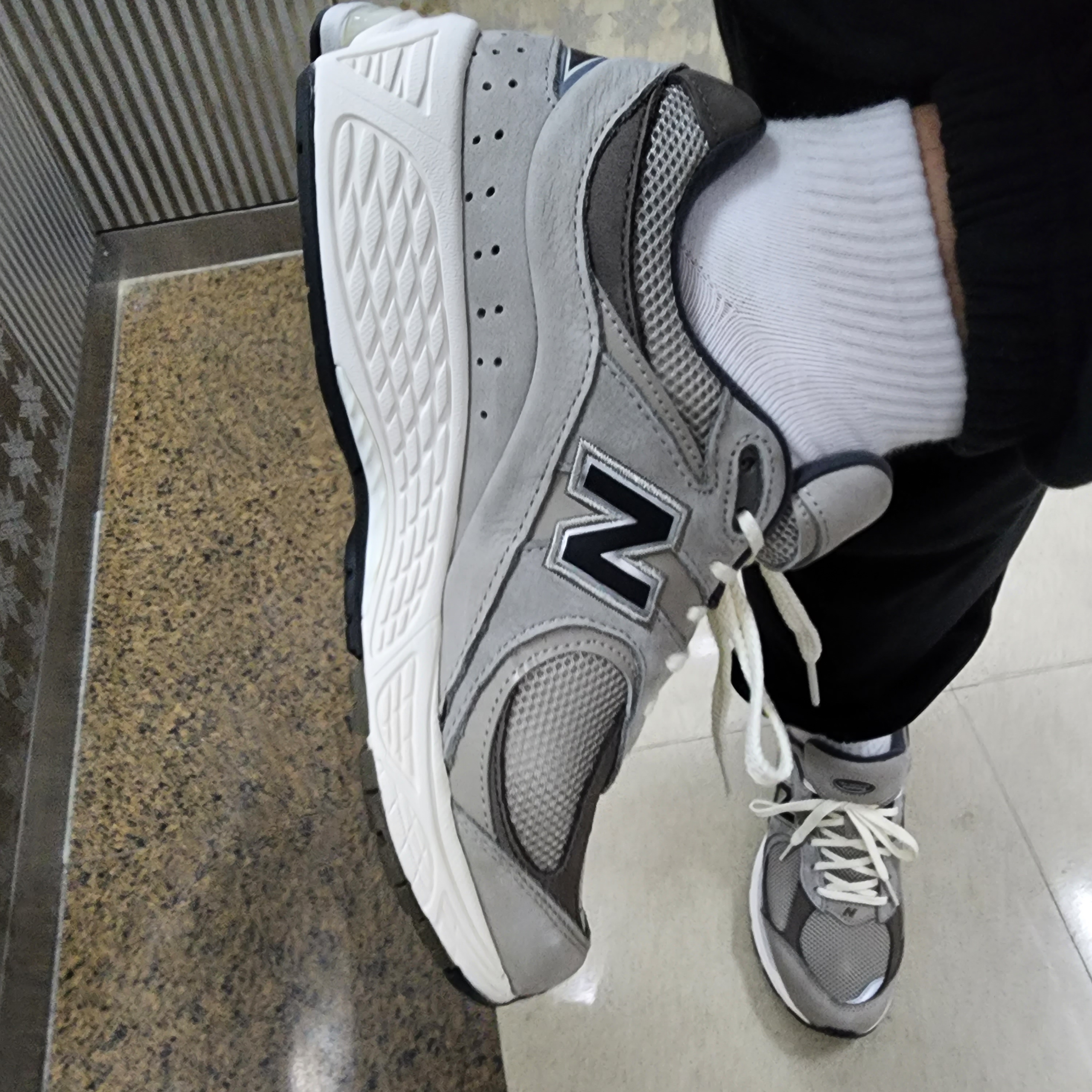 New Balance 2002 Warm Alpaca 착용 스타일 - 2
