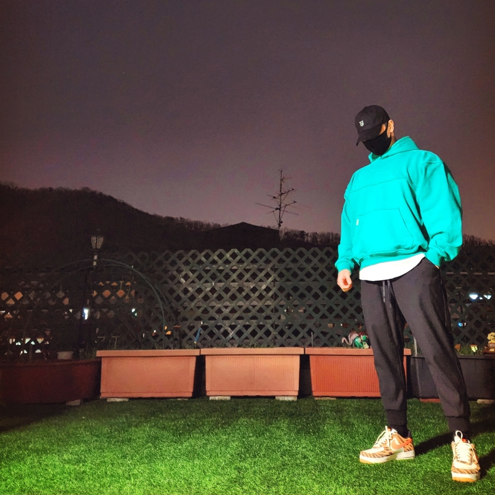 Nike Air Force 1 '07 PRM Orange Zebra 착용 스타일 - 1