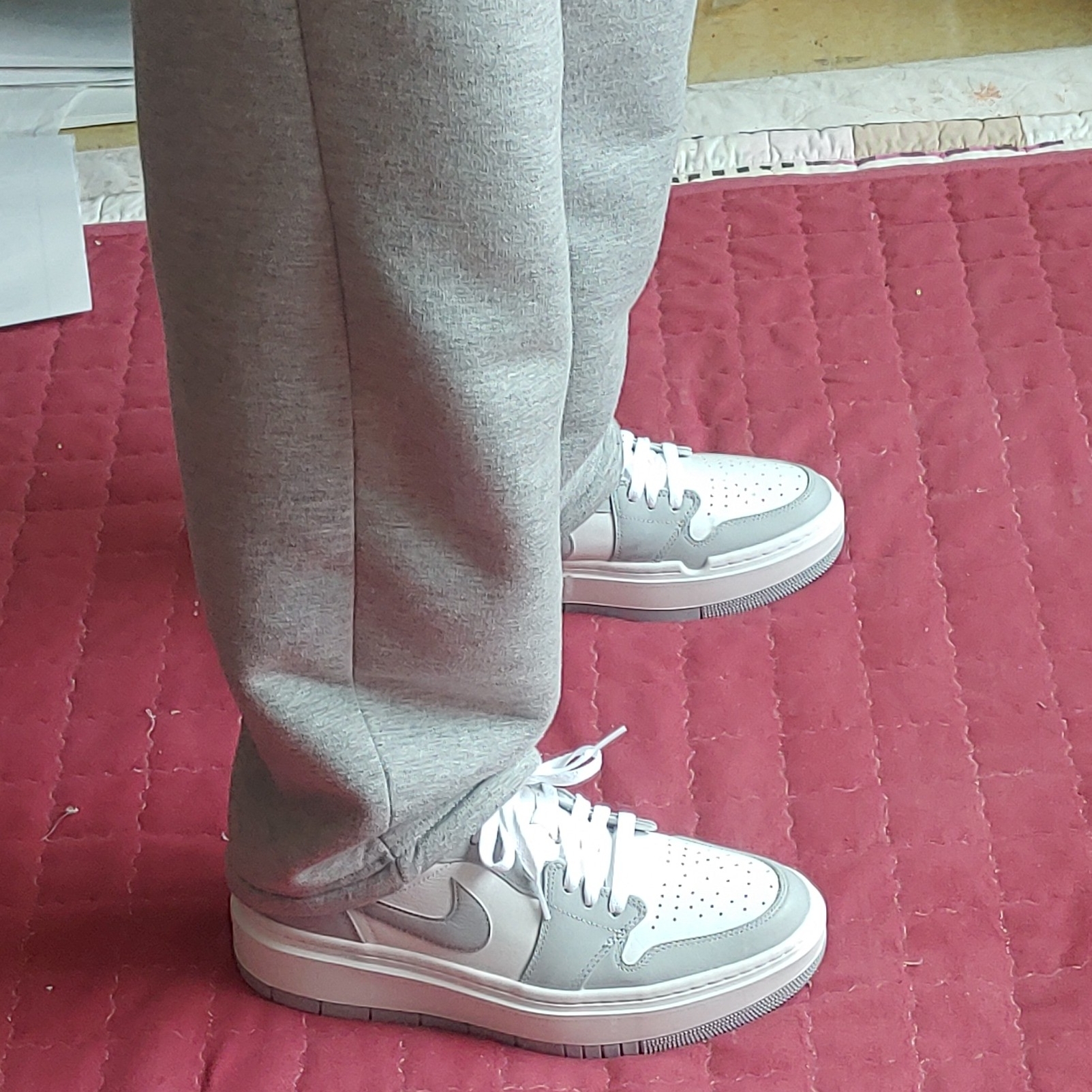 (W) Jordan 1 Elevate Low White and Wolf Grey 착용 스타일 - 1