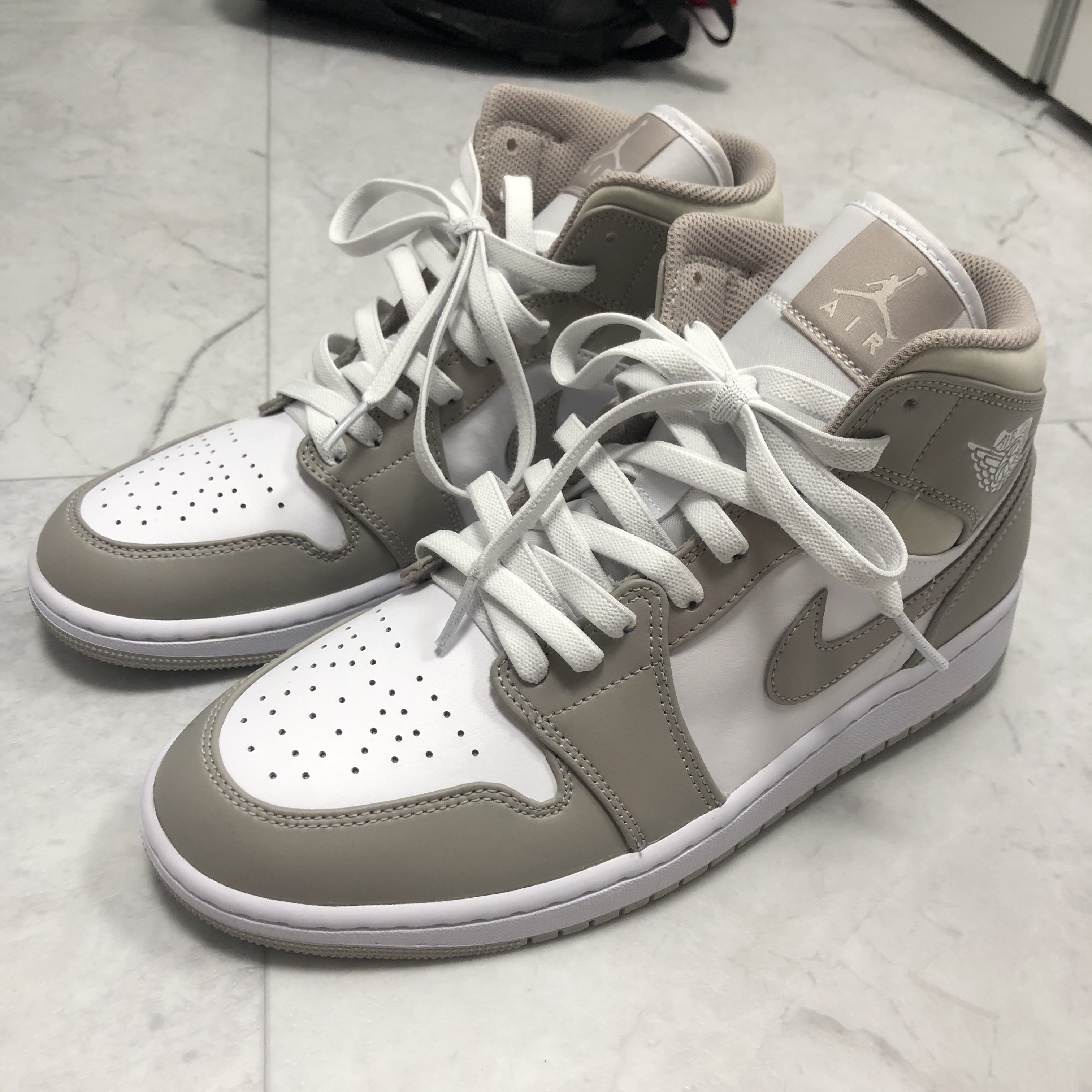 Jordan 1 Mid College Grey 착용 스타일 - 1