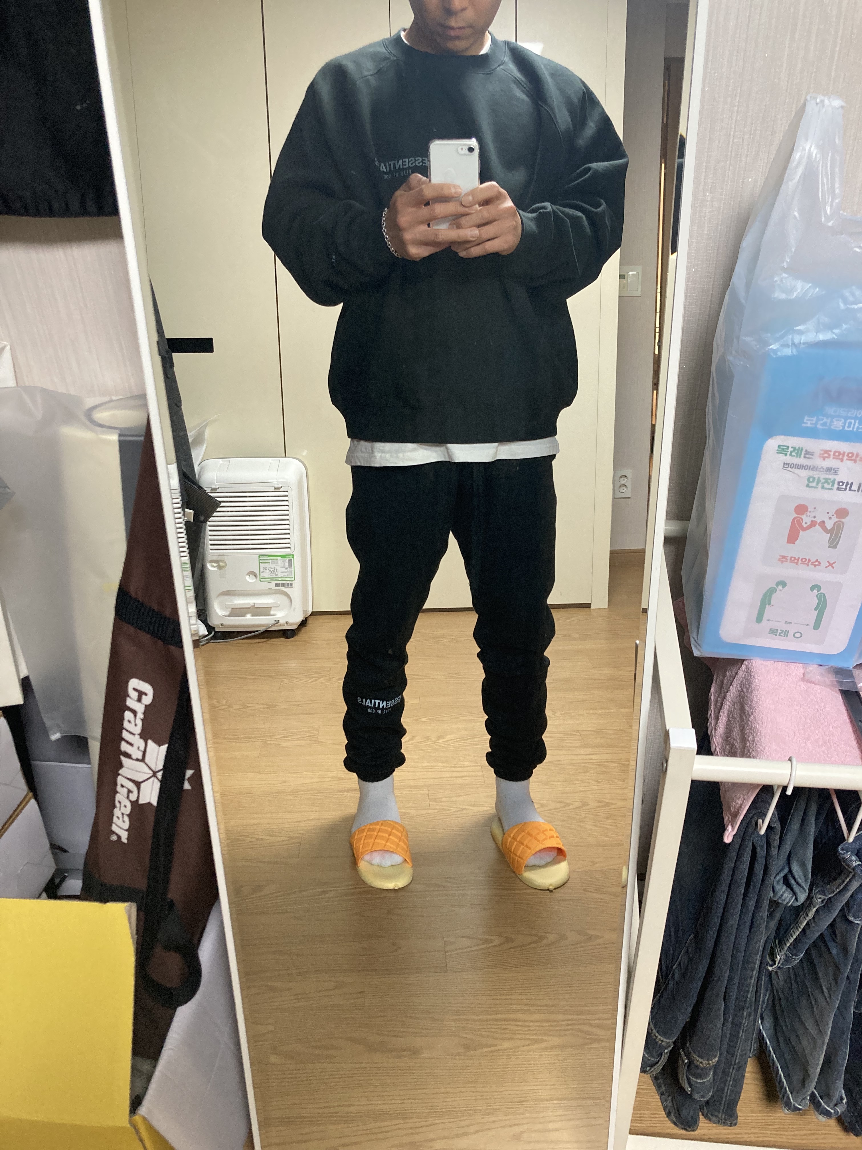 Essentials The Core Collection Sweatpants Black, Essentials The Core Collection Pullover Crewneck Black 착용 스타일