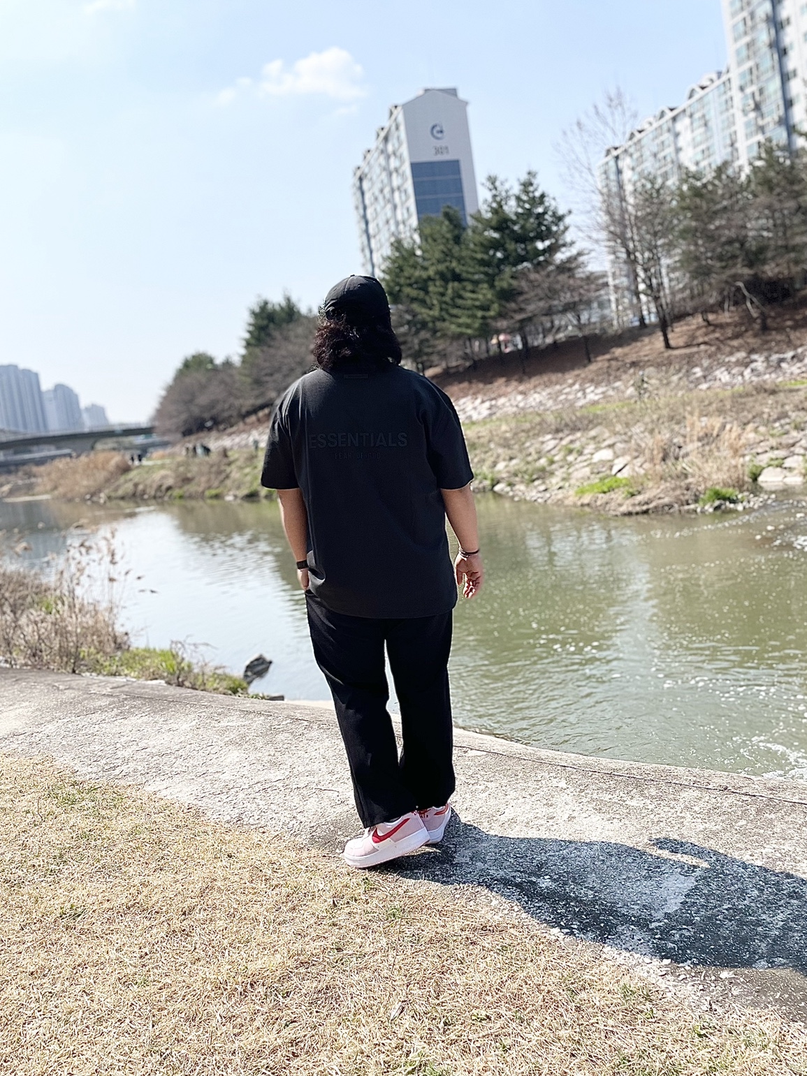 Essentials T-Shirt Black - 21SS, Essentials x New Era Retro Crown Strapback Black 착용 스타일