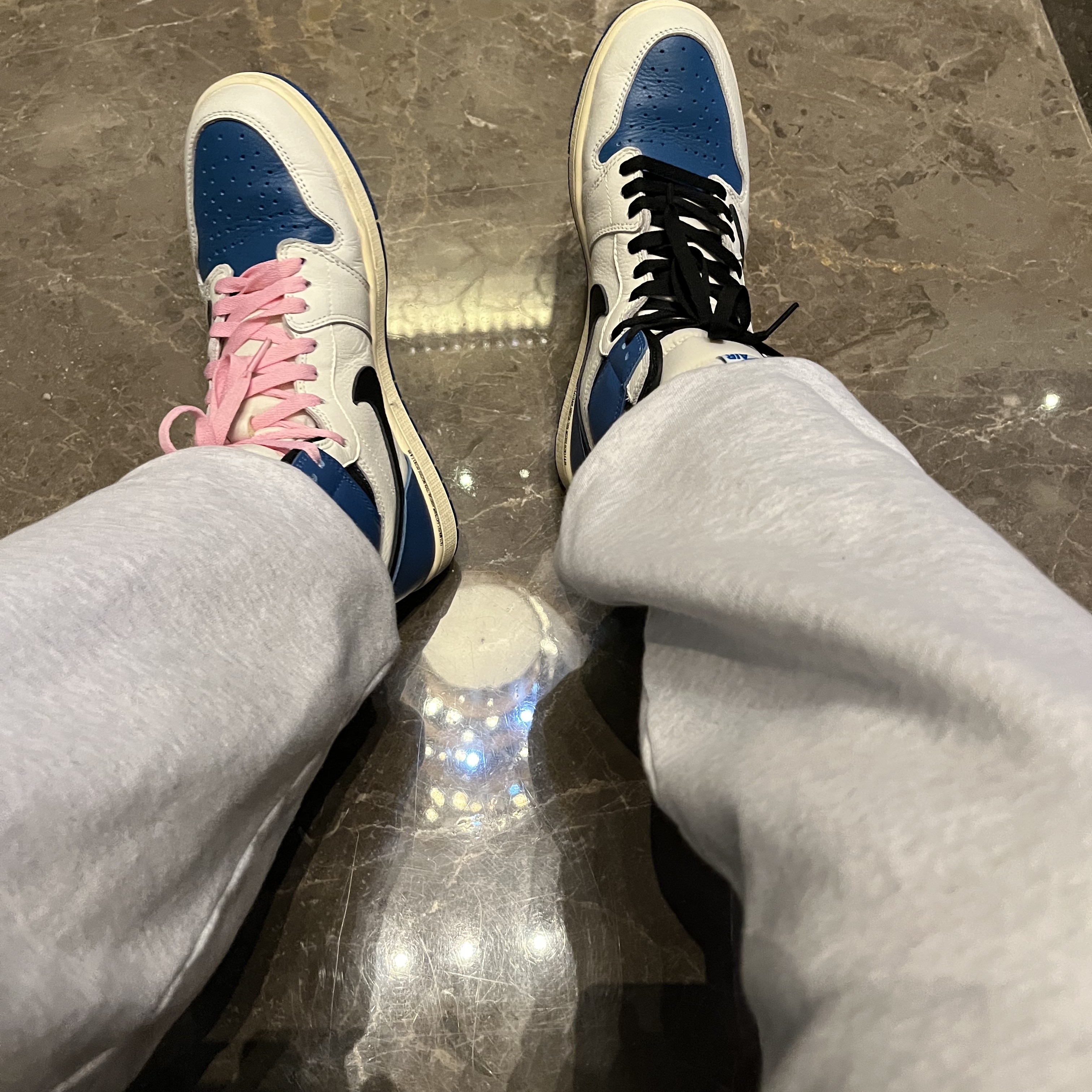 Jordan 1 x Travis Scott x Fragment Retro High OG SP Military Blue 착용 스타일 - 1