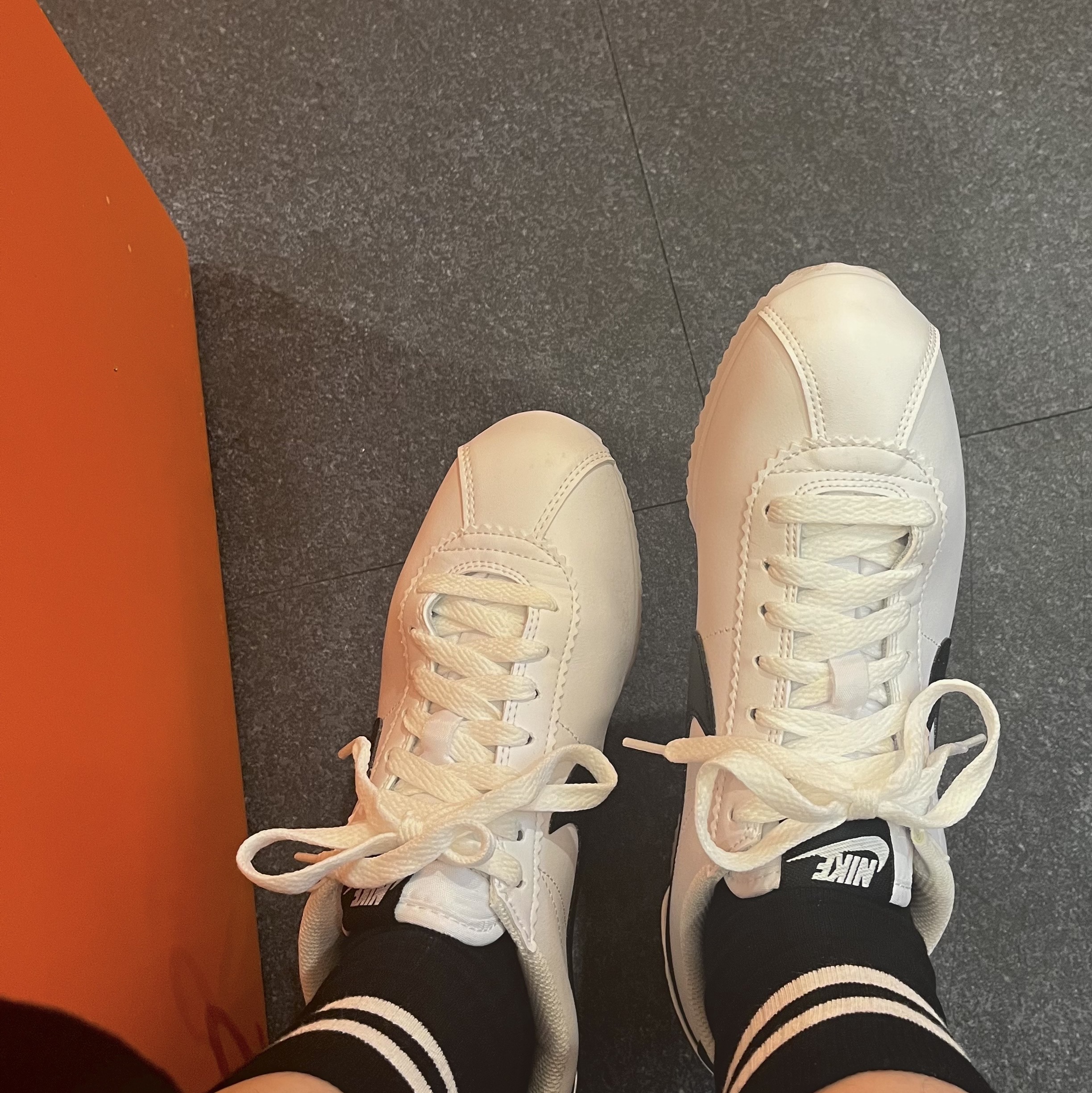 (W) Nike Classic Cortez Leather White Black 착용 스타일 - 2