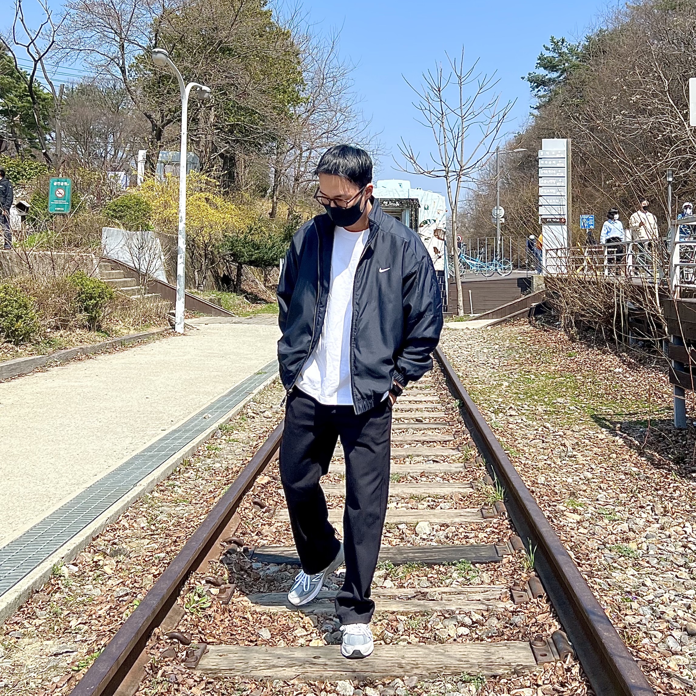 Nike NRG Solo Swoosh Satin Bomber Jacket Black Doll - Asia, New Balance 990v5 Made in USA Grey - D Standard 착용 스타일