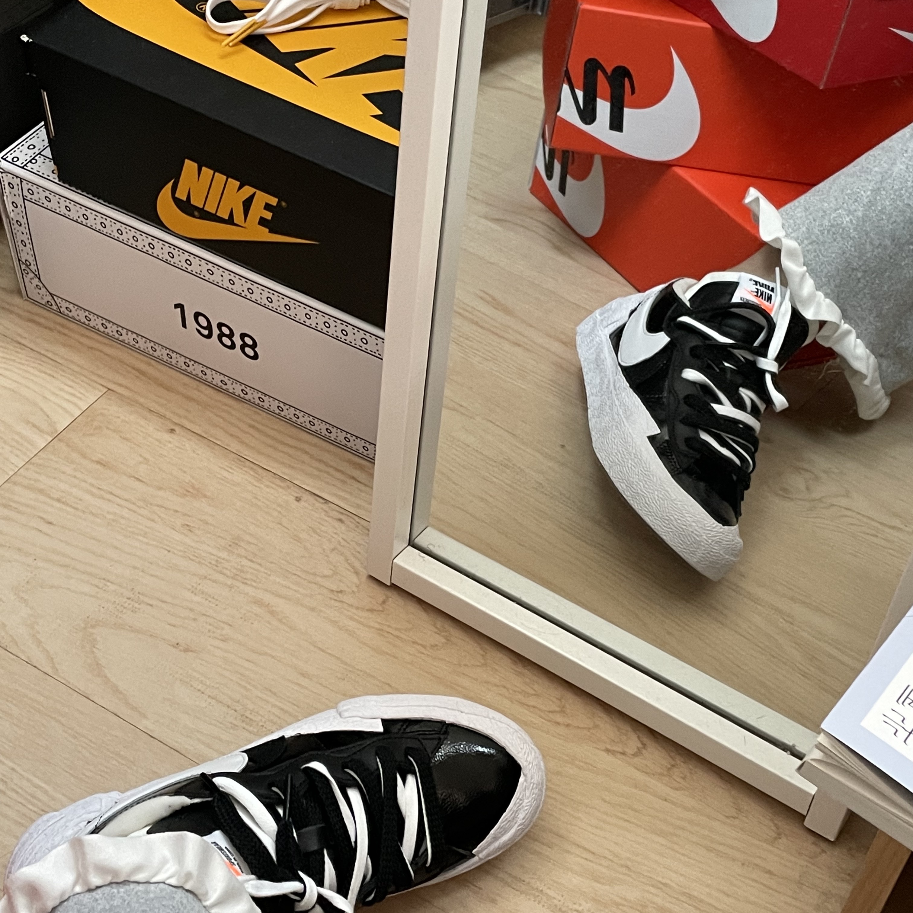 Nike x Sacai Blazer Low Black Patent Leather 착용 스타일 - 2