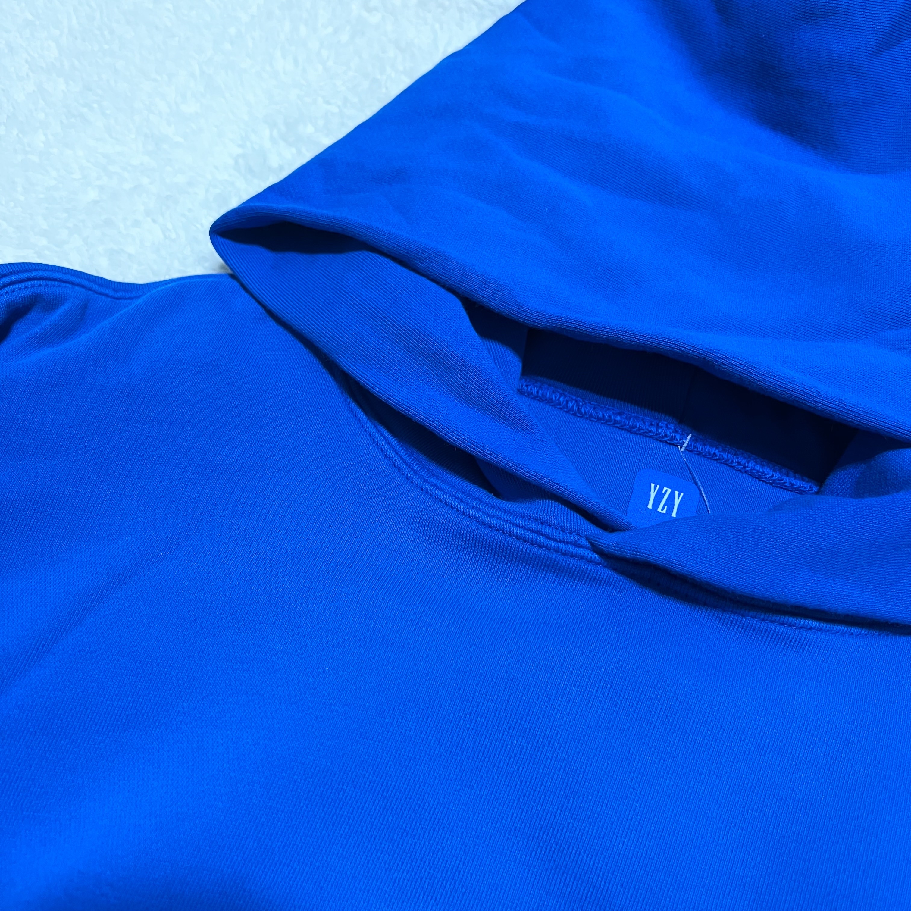 Yeezy Gap Hoodie Blue 착용 스타일 - 2