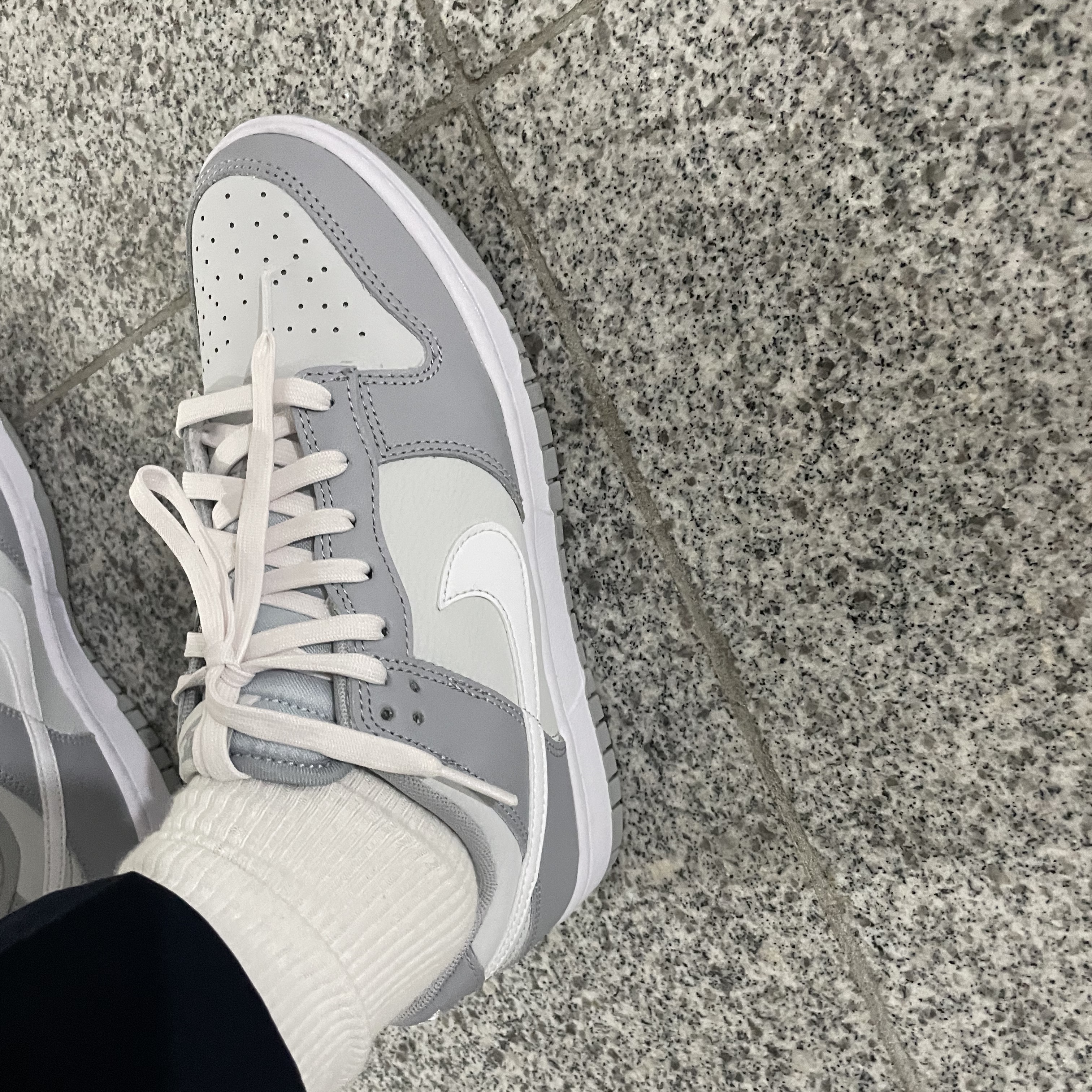 Nike Dunk Low Retro Wolf Grey 착용 스타일 - 2