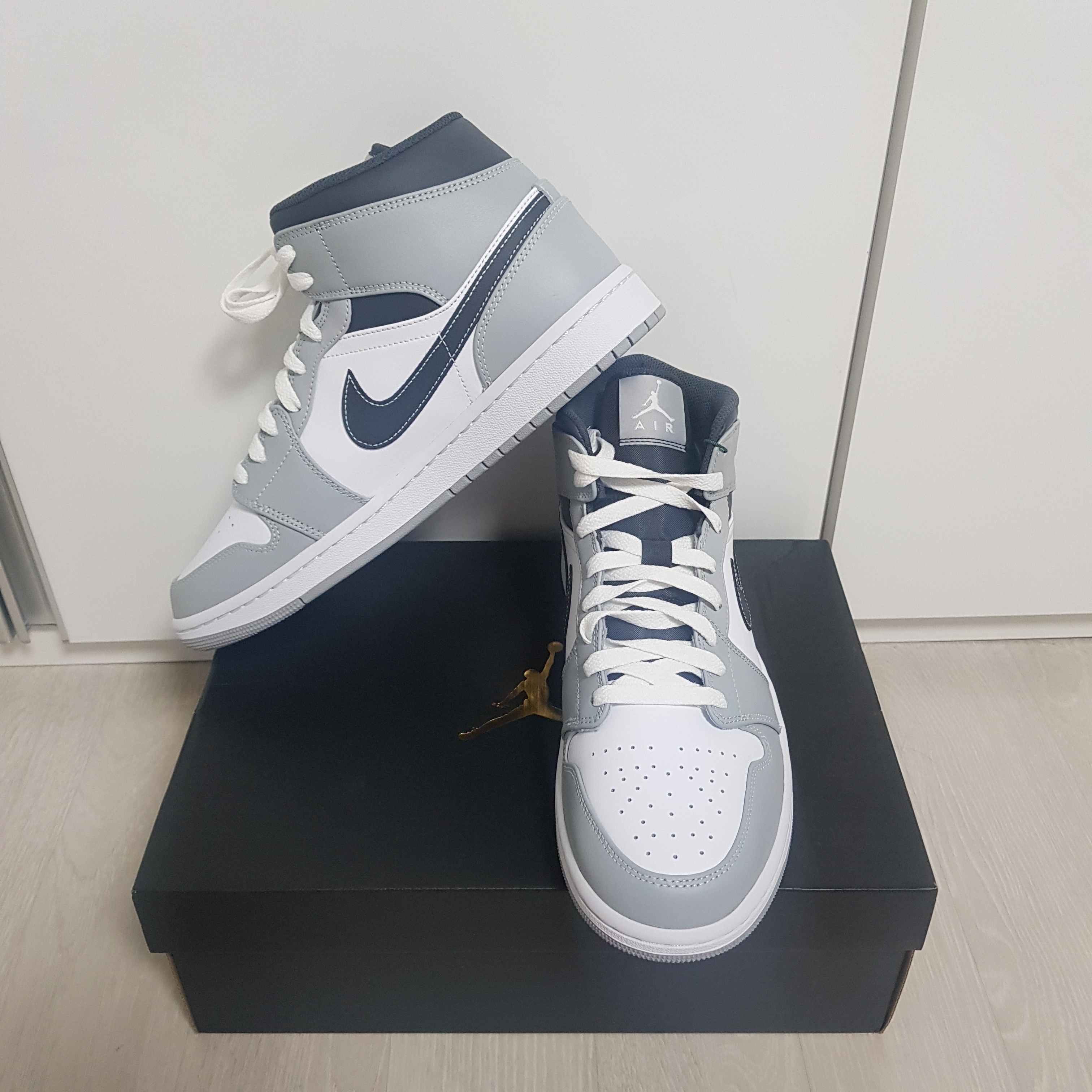 Jordan 1 Mid Light Smoke Grey Anthracite 착용 스타일 - 3